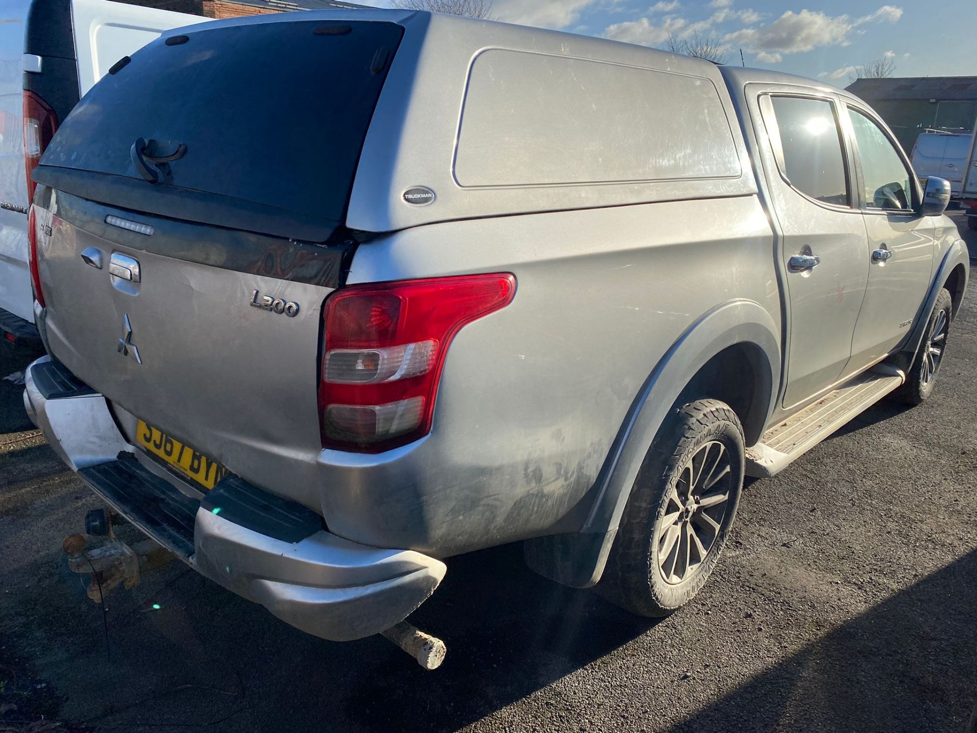 MITSUBISHI L200 WARRIOR 4X4 PICK UP STARTS RUNS AND DRIVES LOCATION NORTH YORKSHIRE. - Image 4 of 5