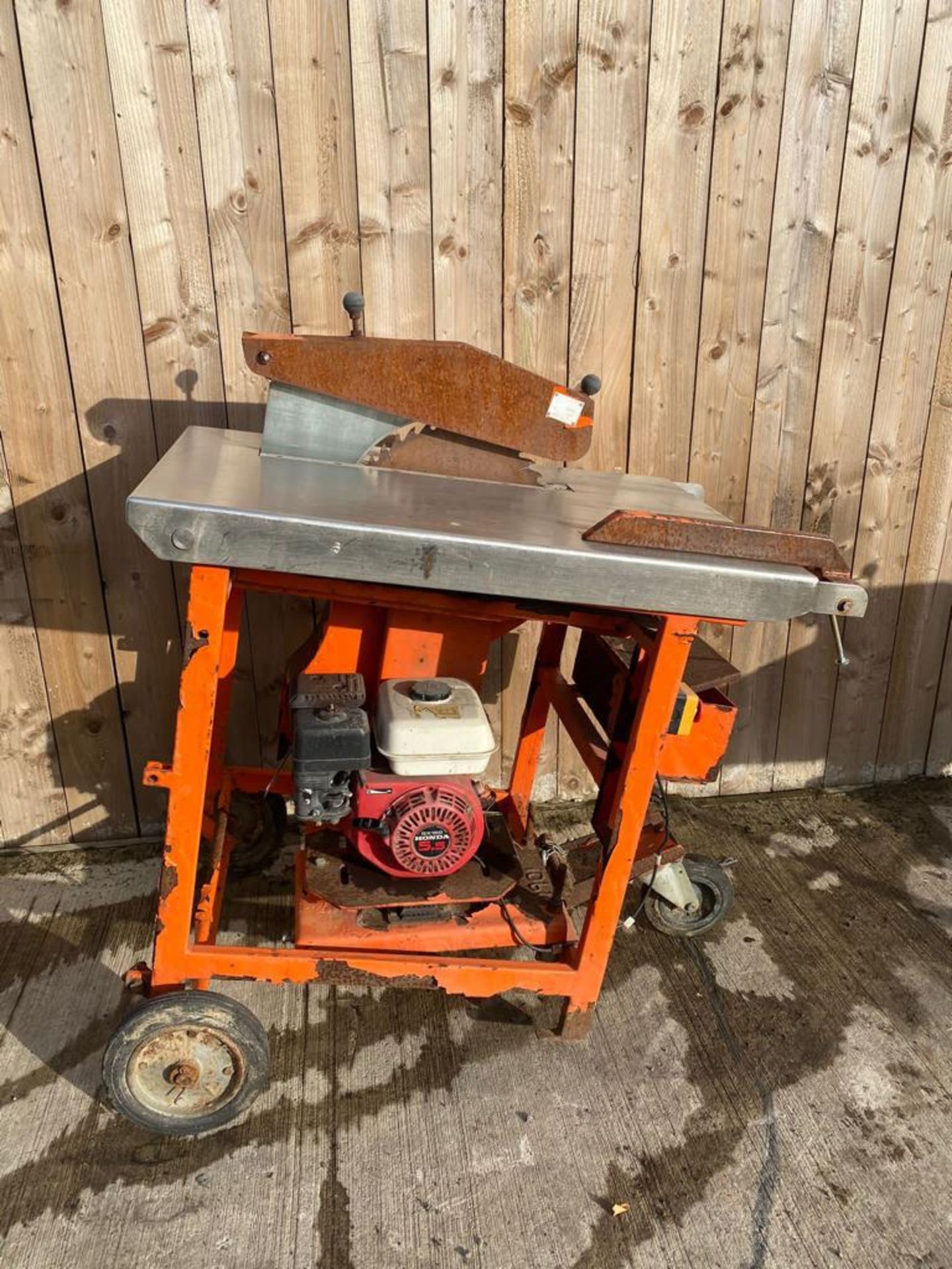 CLIPPER TABLE SAW HONDA ENGINE.LOCATION NORTHERN IRELAND - Image 2 of 2