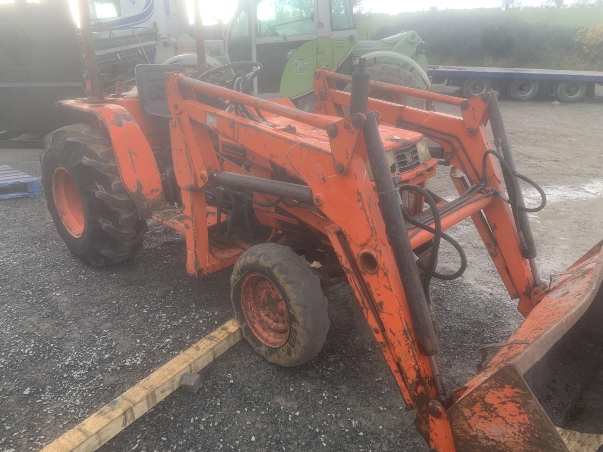 KUBOTA B1250 4WD COMPACT TRACTOR C/W LOADER - Image 2 of 4