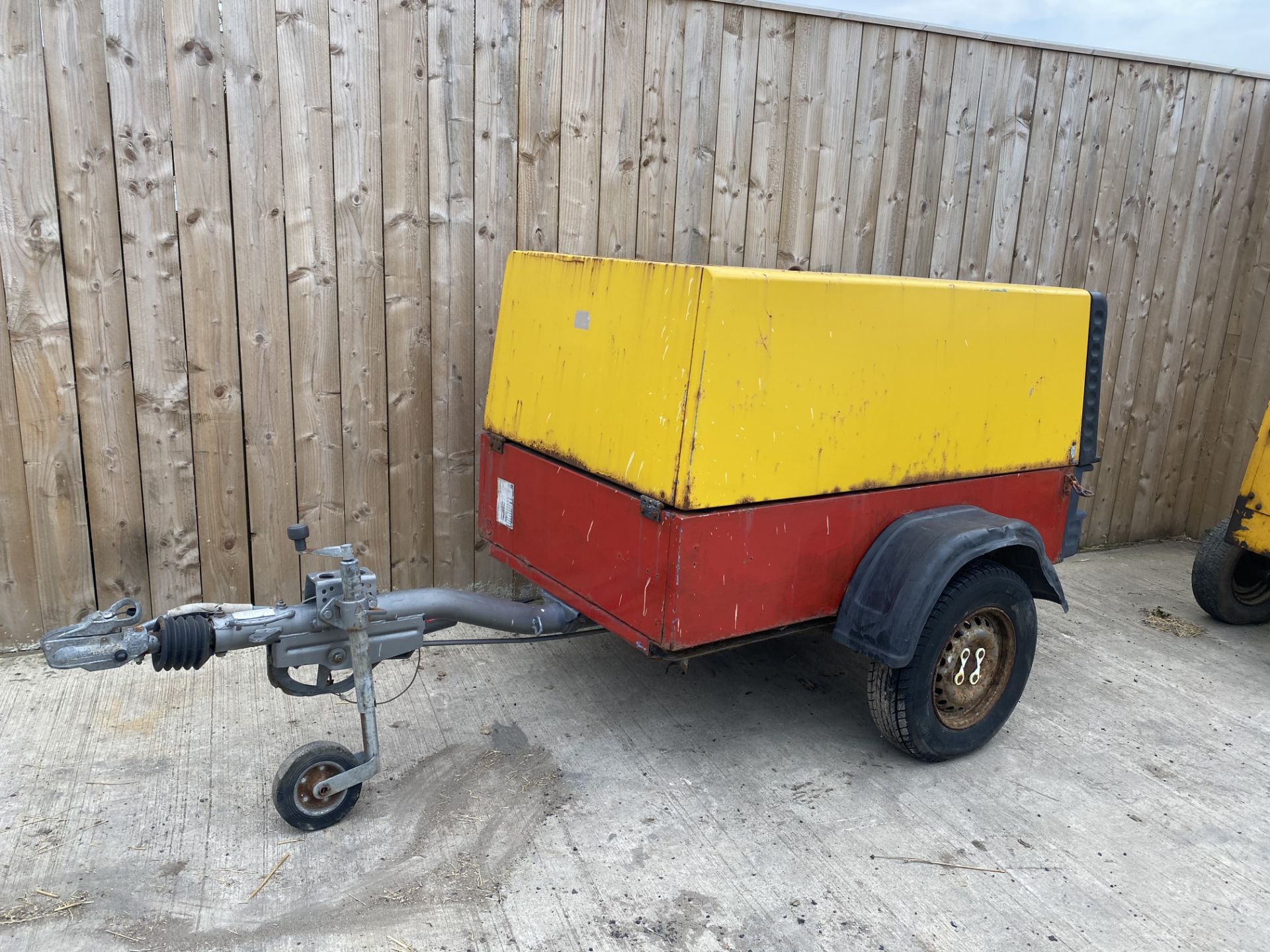 COMPAIR C38 TOW BEHIND DIESEL COMPRESSOR 140CFM LOCATION NORTH YORKSHIRE - Image 2 of 5