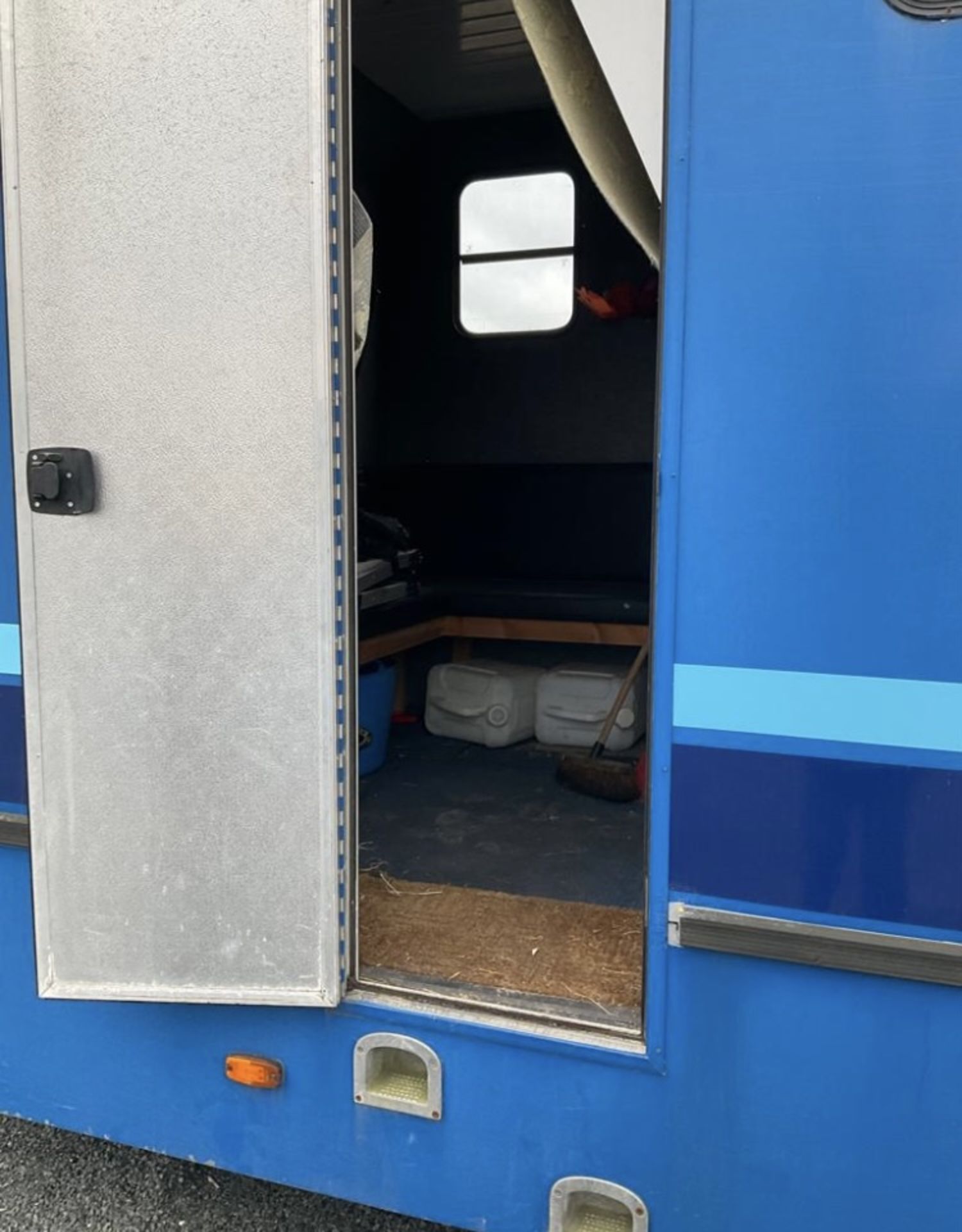 HORSEBOX TWO STALL IVECO .GROOMS AREA AND SIDE RAMP.STARTS RUNS AND DRIVES .LOCATED IN NORTHERN - Image 7 of 9