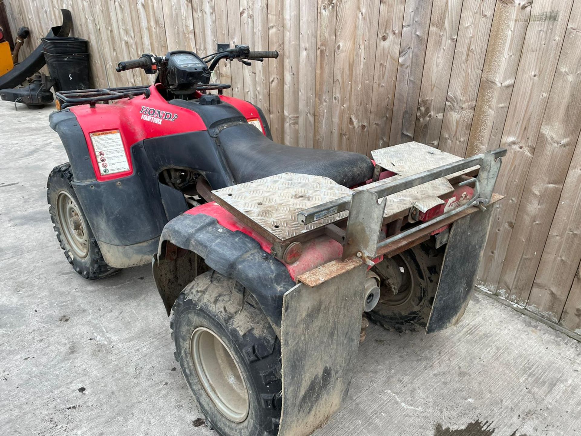 HONDA FOURMAN FARM QUAD 4X4  MANUAL SHIFT GEARS TOW BAR, MUD FLAPS AND RACKS  DIRECT FROM LOCAL FARM - Image 5 of 6