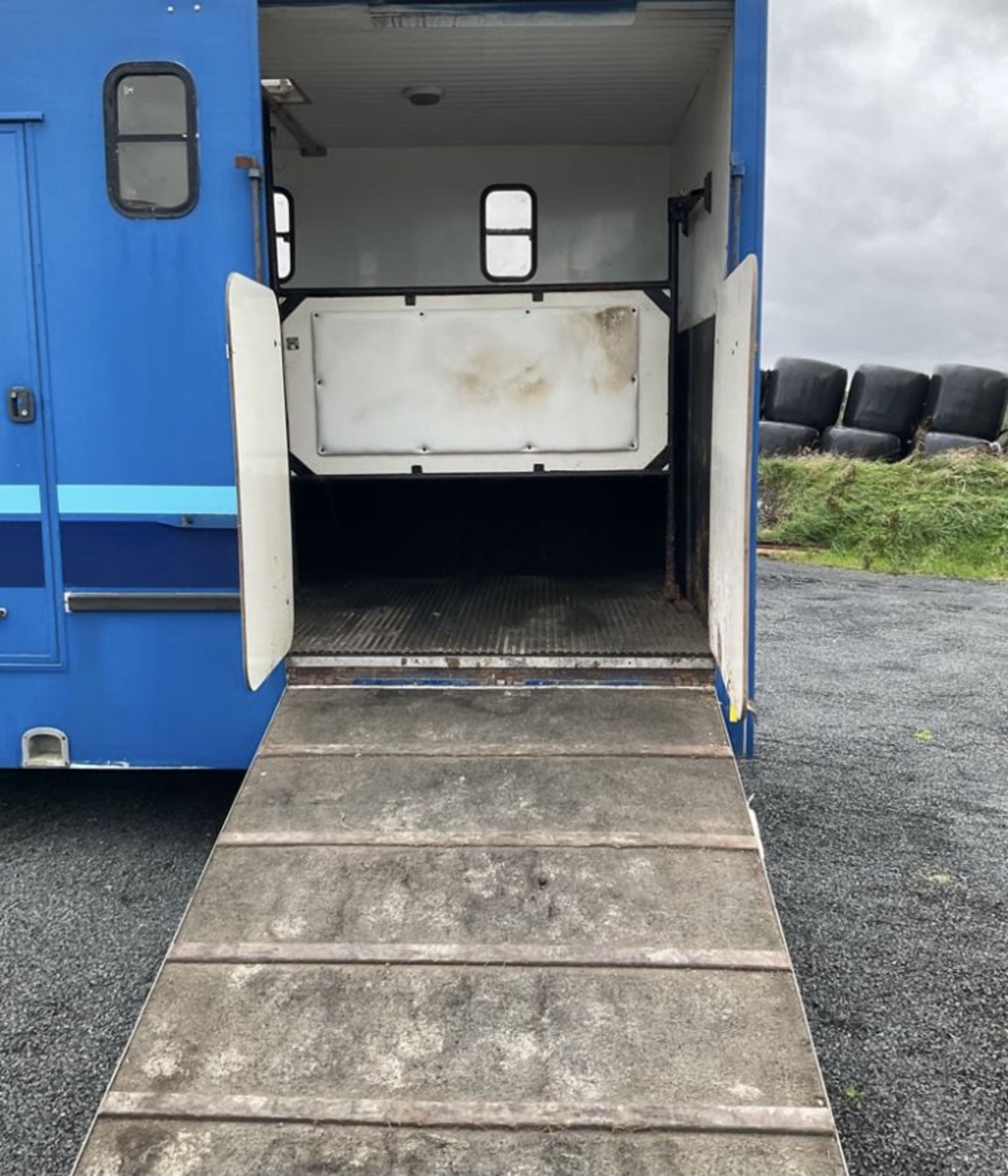 HORSEBOX TWO STALL IVECO .GROOMS AREA AND SIDE RAMP.STARTS RUNS AND DRIVES .LOCATED IN NORTHERN - Image 5 of 9