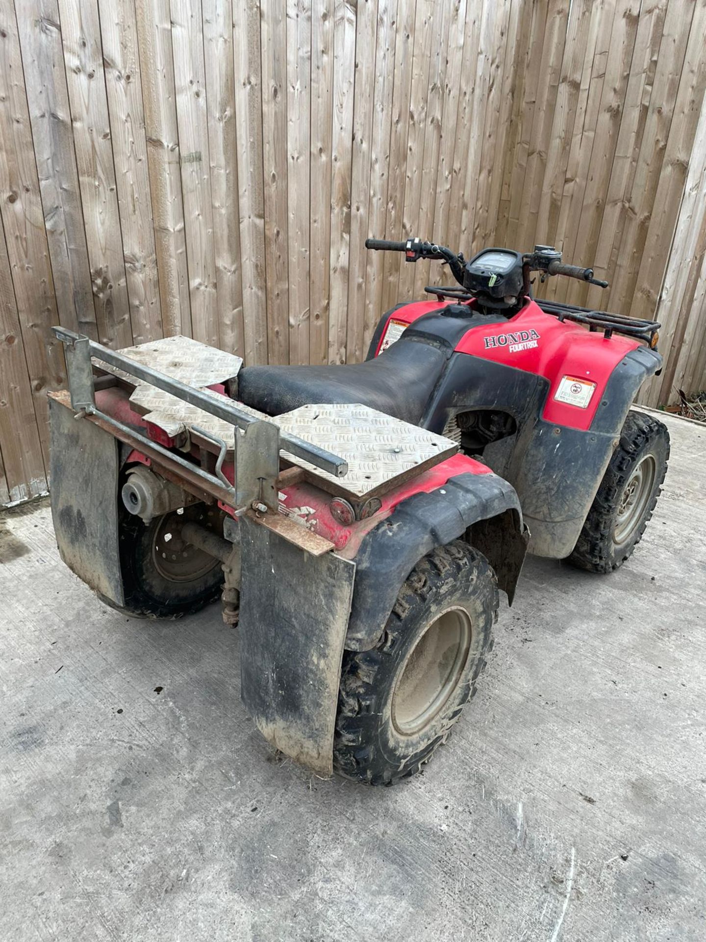 HONDA FOURMAN FARM QUAD 4X4  MANUAL SHIFT GEARS TOW BAR, MUD FLAPS AND RACKS  DIRECT FROM LOCAL FARM - Image 4 of 6