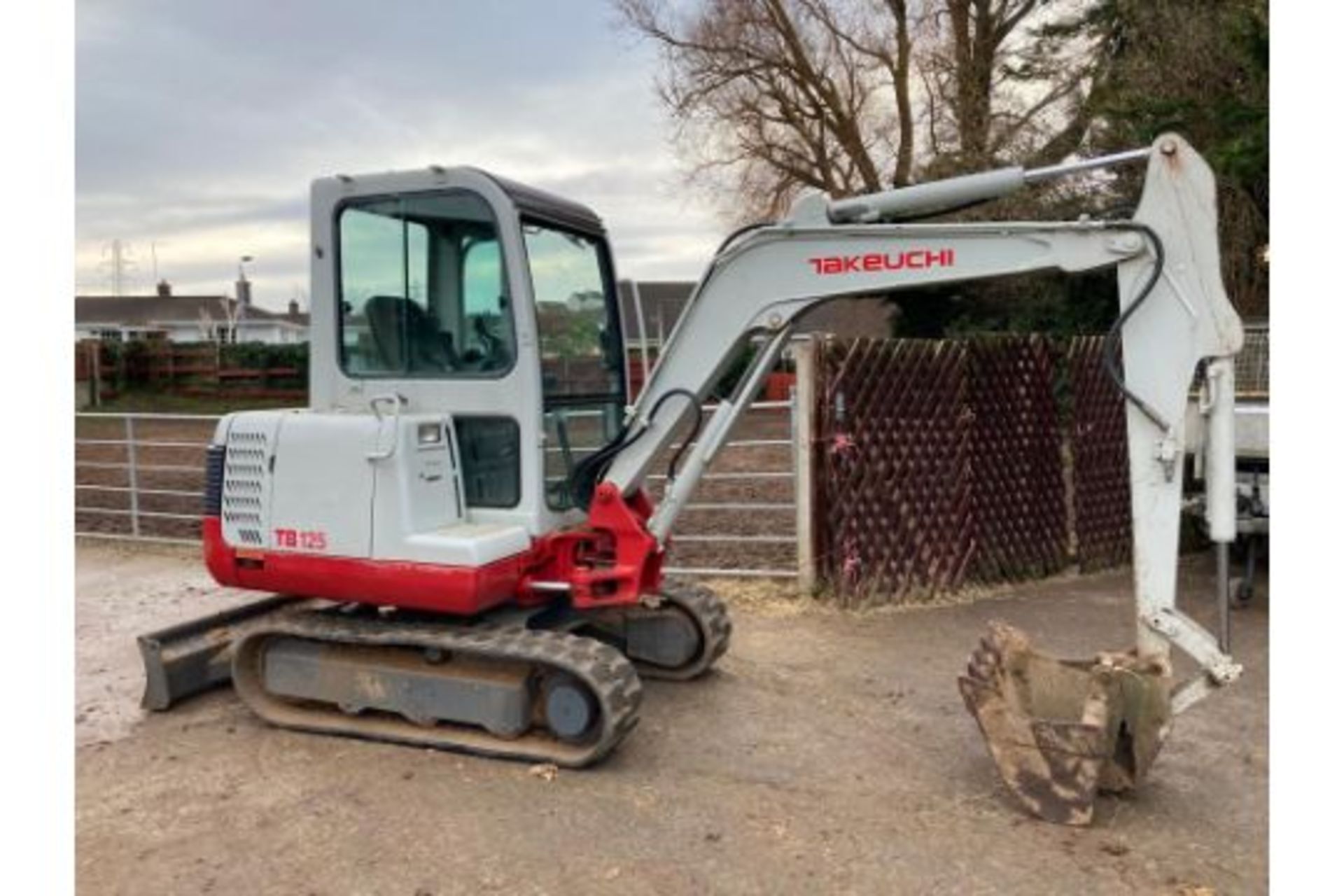 TAKEUCHI MINI DIGGER 3 TON .ONLY 1300 HOURS FROM NEW .PLUS VAT LOCATED IN NORTHERN IRELAND. - Image 4 of 5