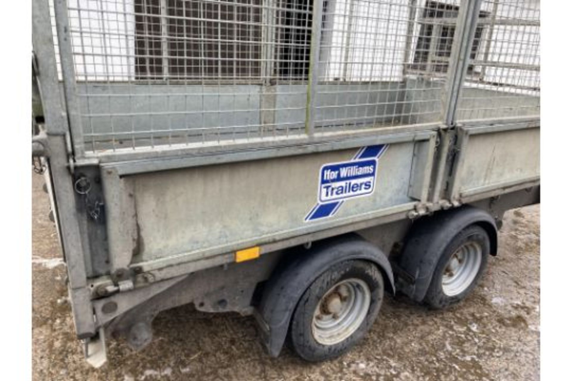 8X5 INDESPENTION BOX TRAILER  4 GOOD TYRES  NO RUST - NOT LONG BEEN PAINTED  NEW TOWING HITCH WITH