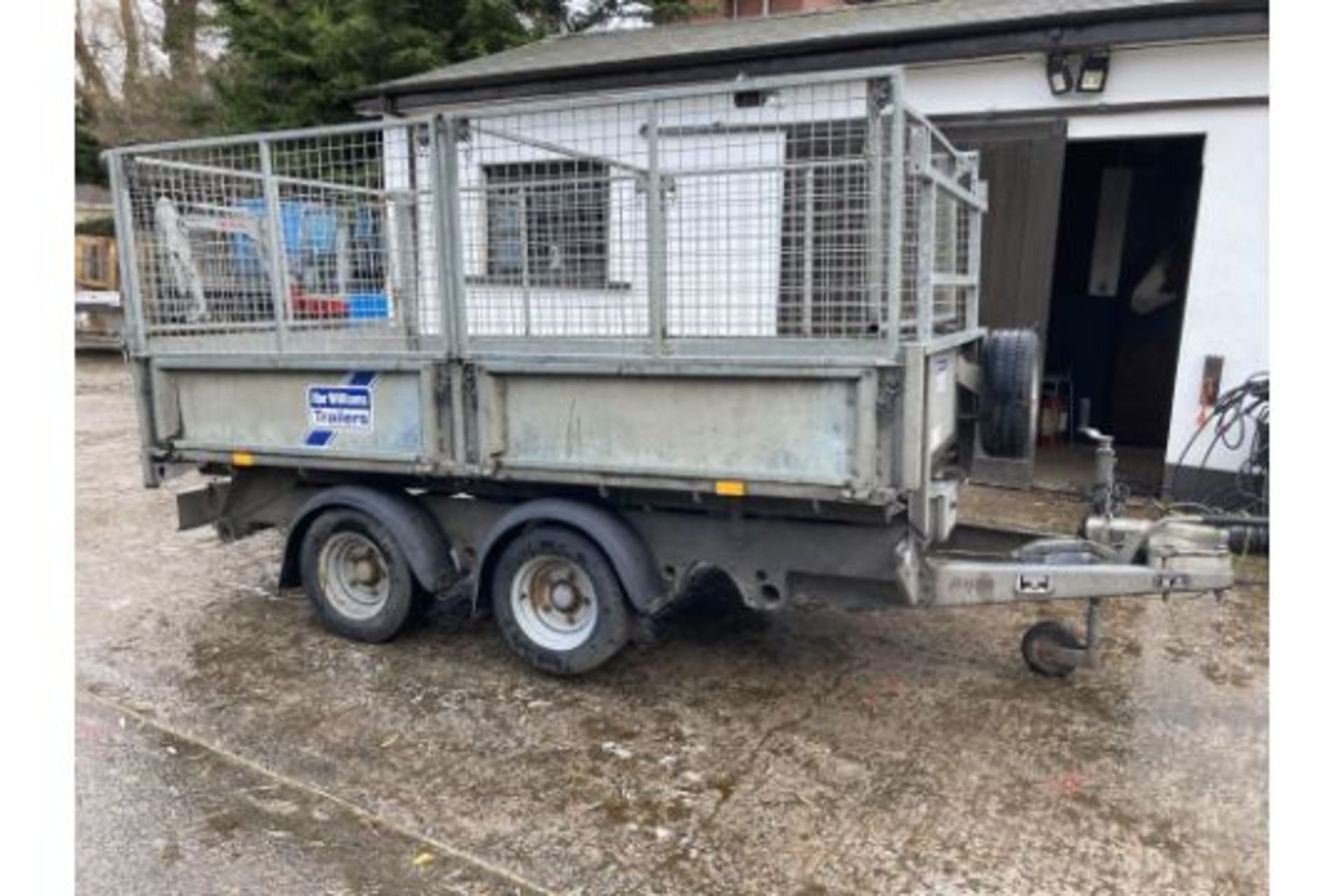 8X5 INDESPENTION BOX TRAILER  4 GOOD TYRES  NO RUST - NOT LONG BEEN PAINTED  NEW TOWING HITCH WITH - Image 3 of 6