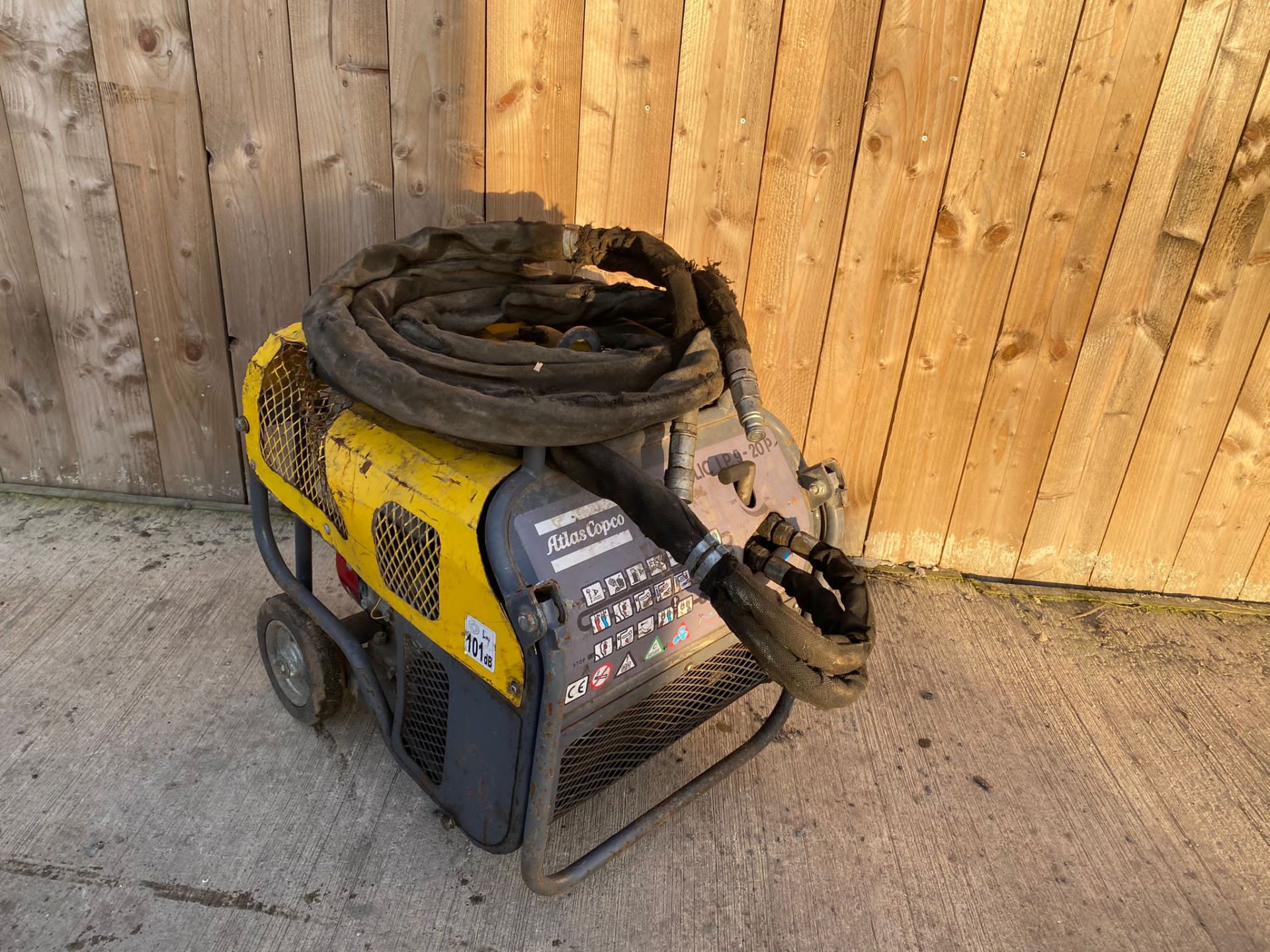 ATLAS COPCO HYDRAULIC POWER PACK WITH HOSES LOCATED IN NORTH YORKSHIRE. - Image 2 of 3