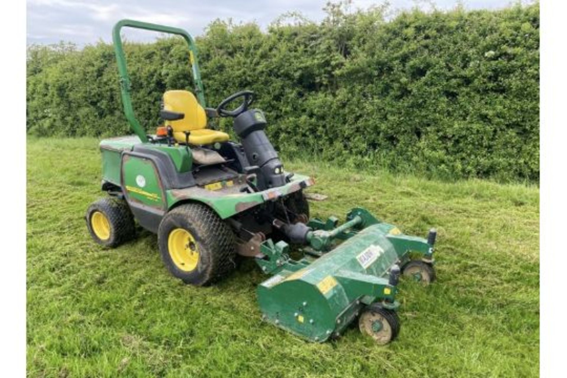 JOHN DEERE OUTFRONT FLAIL MOWER YEAR: 2012 (ROAD REGISTERED STARTS RUNS DRIVES & CUTS MAJOR FLAIL