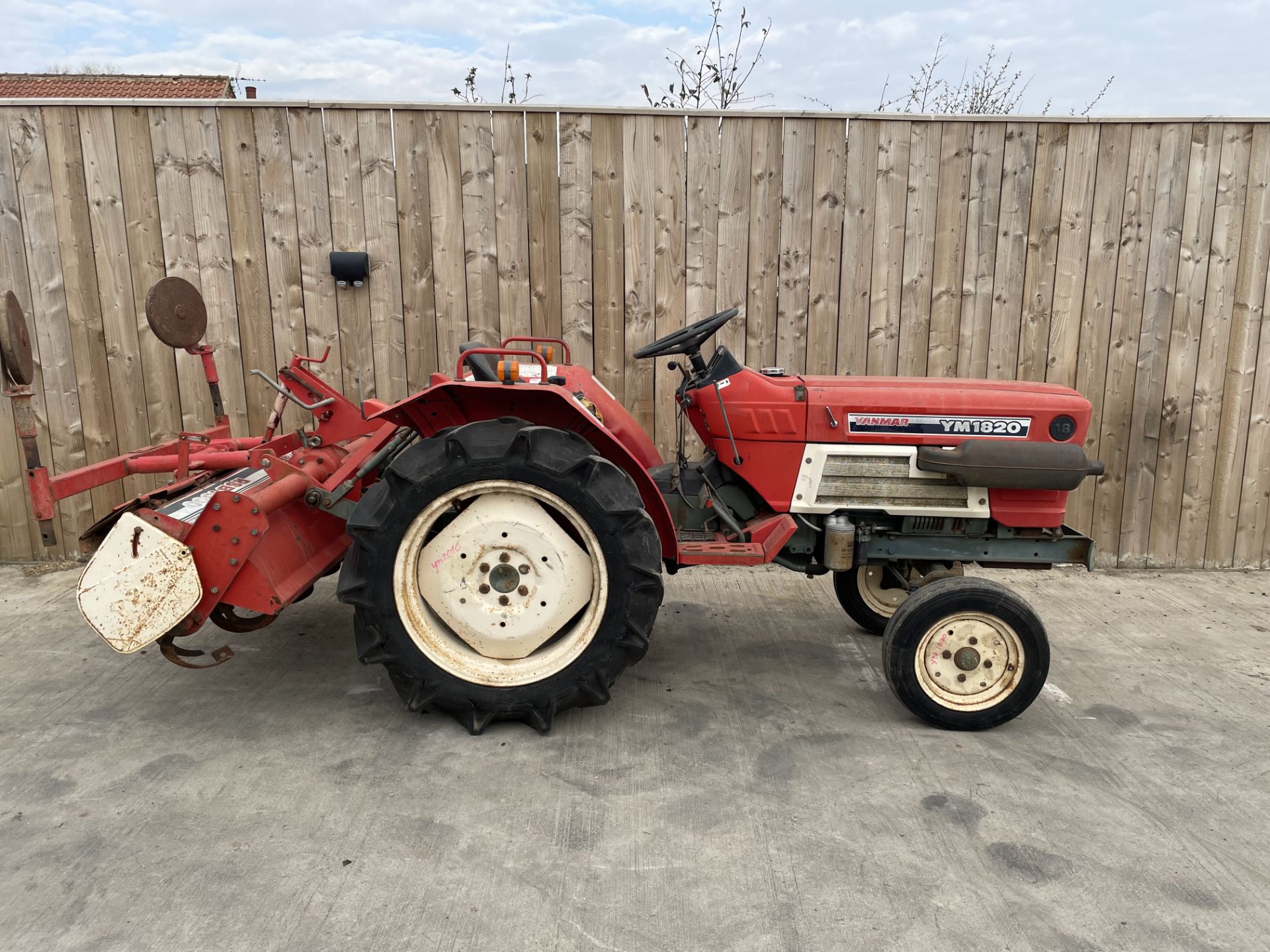 YANMAR YM1280 COMPACT TRACTOR & ROTOVATOR ATTACHMENT  HOURS: 829 3 CYLINDER YANMAR DIESEL ENGINE - Image 4 of 7