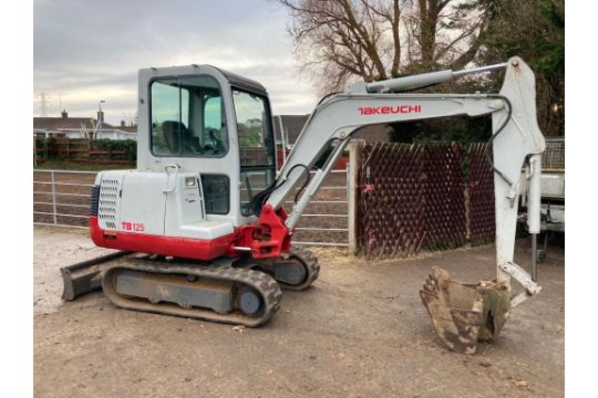 TAKEUCHI MINI DIGGER 3 TON .ONLY 1300 HOURS FROM NEW .PLUS VAT LOCATED IN NORTHERN IRELAND. - Image 2 of 5