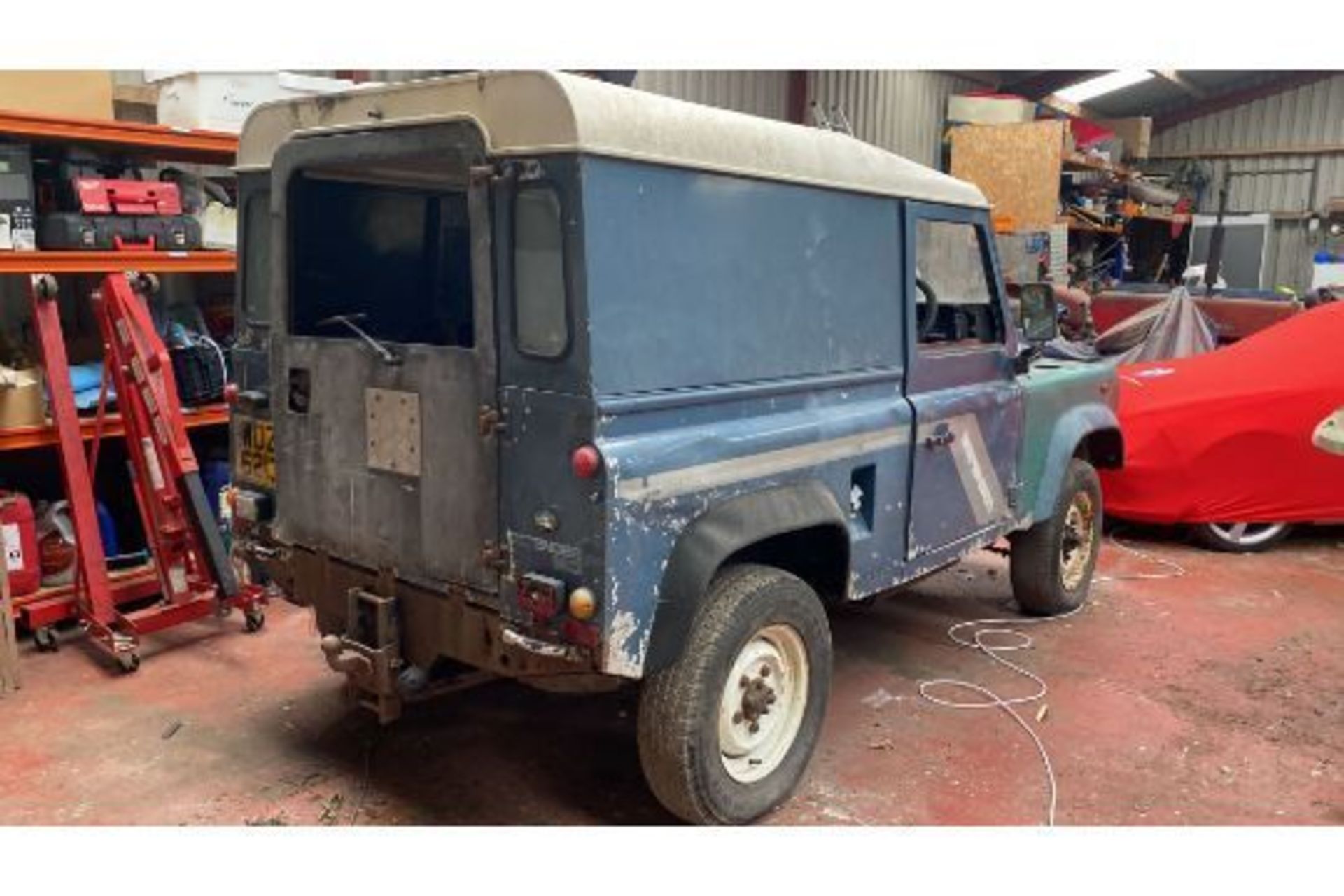 LAND ROVER DEFENDER 90 300 TDI BARNFIND  SALE ON BEHALF OF A DECEASED ESTATE UNFINISHED PROJECT - Image 3 of 8