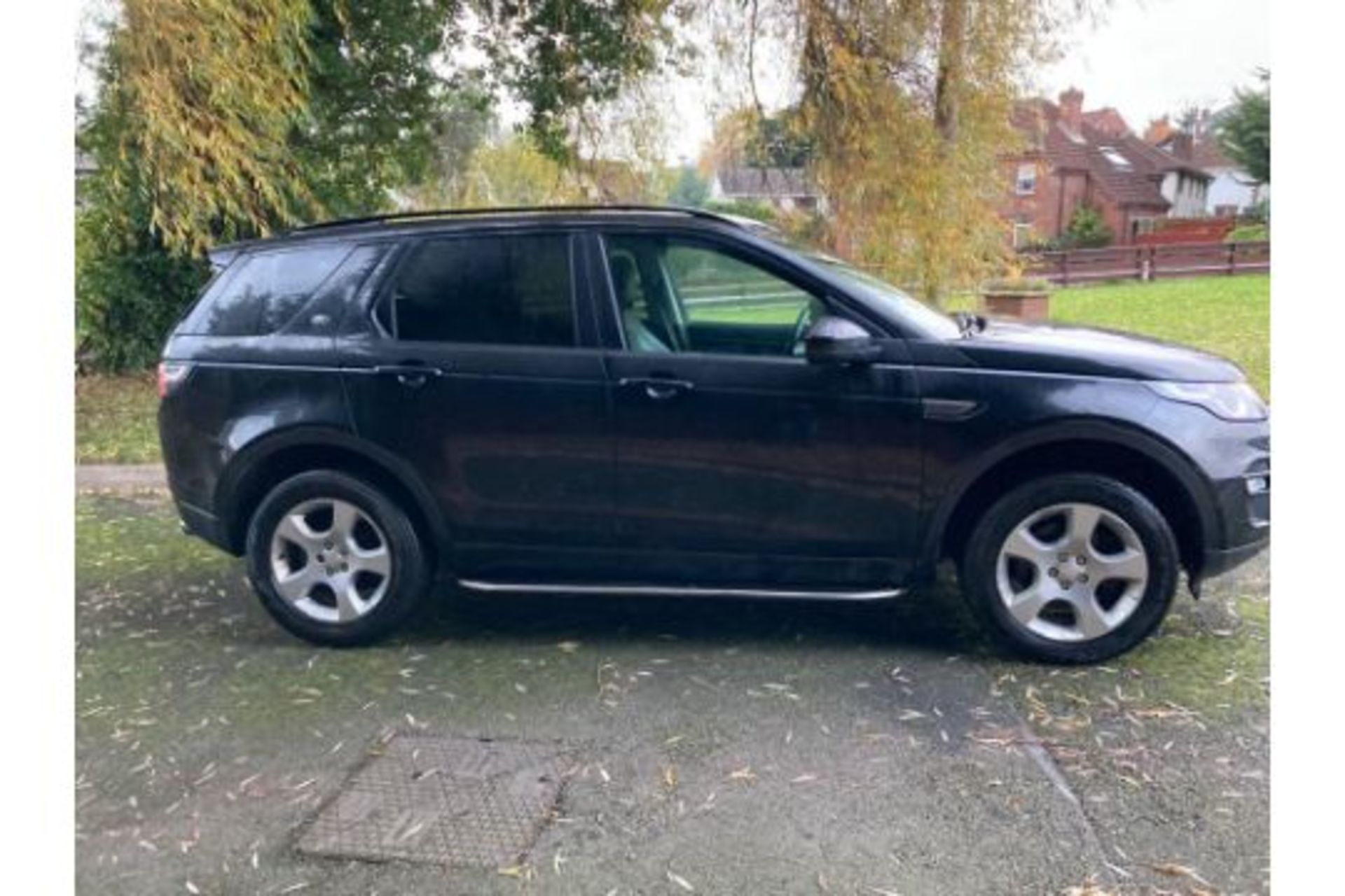 LAND ROVER DISCOVERY SPORT 2.0 TD4 SE TECH 150 S/S  STARTS RUNS AND DRIVES REGISTERED: 18th Nov 2015 - Image 2 of 6