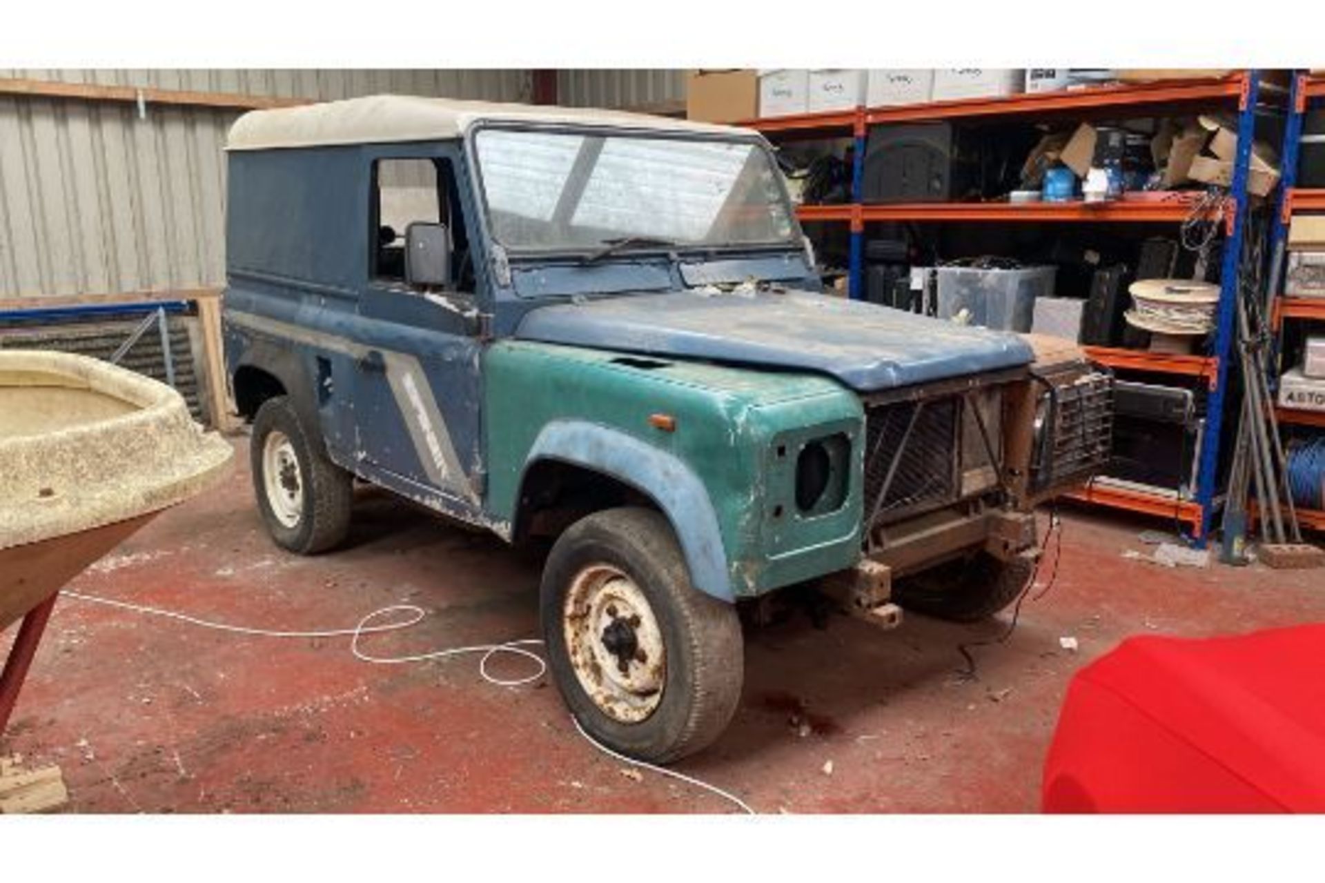 LAND ROVER DEFENDER 90 300 TDI BARNFIND  SALE ON BEHALF OF A DECEASED ESTATE UNFINISHED PROJECT - Image 2 of 8