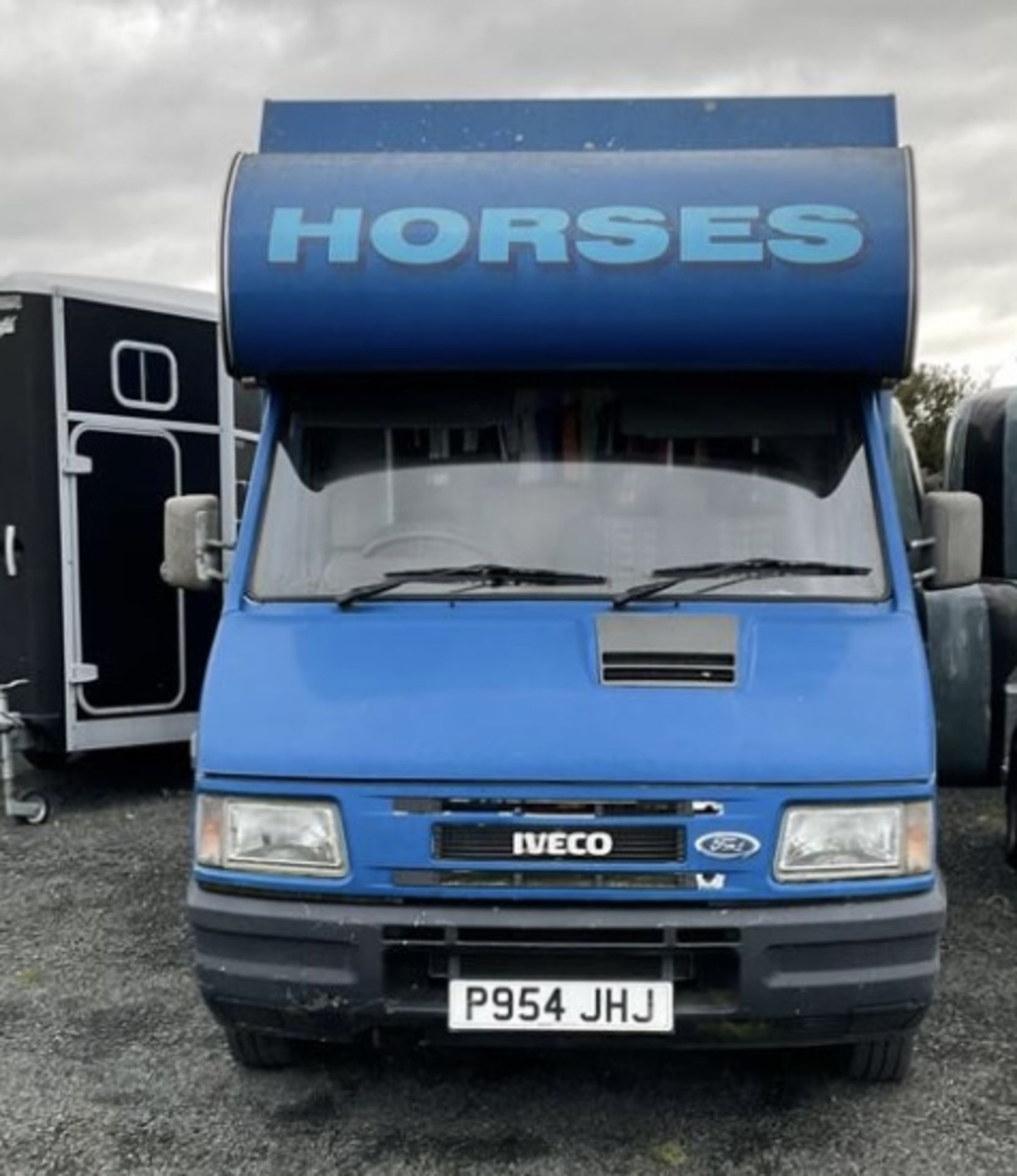 HORSEBOX TWO STALL IVECO .GROOMS AREA AND SIDE RAMP.STARTS RUNS AND DRIVES .LOCATED IN NORTHERN - Image 4 of 9