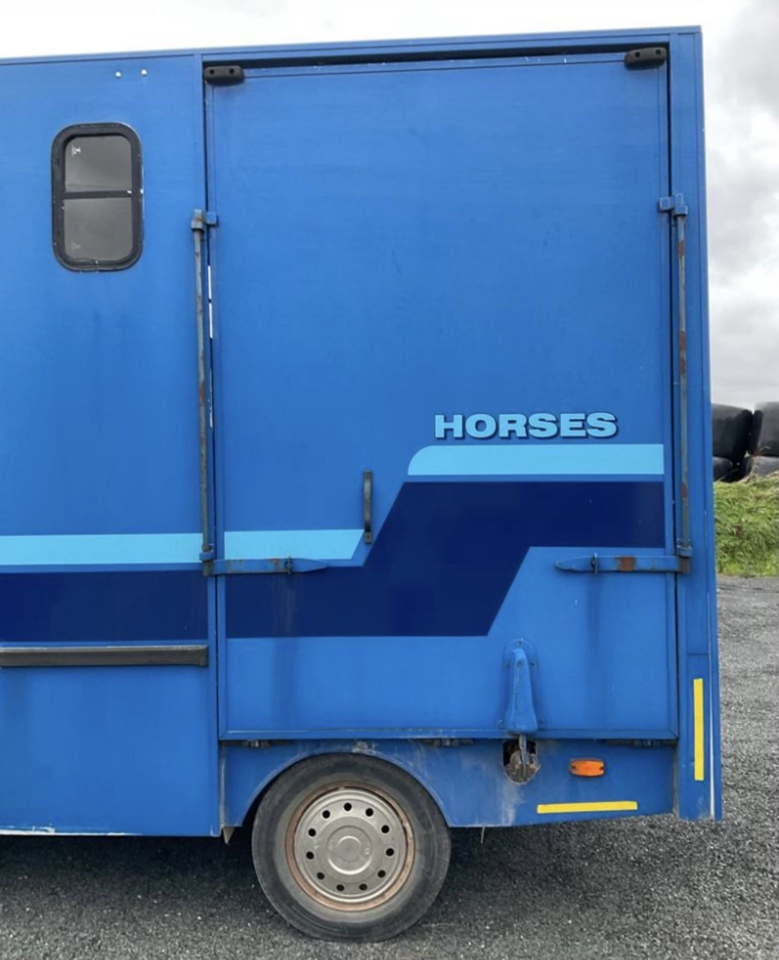 HORSEBOX TWO STALL IVECO .GROOMS AREA AND SIDE RAMP.STARTS RUNS AND DRIVES .LOCATED IN NORTHERN - Image 9 of 9