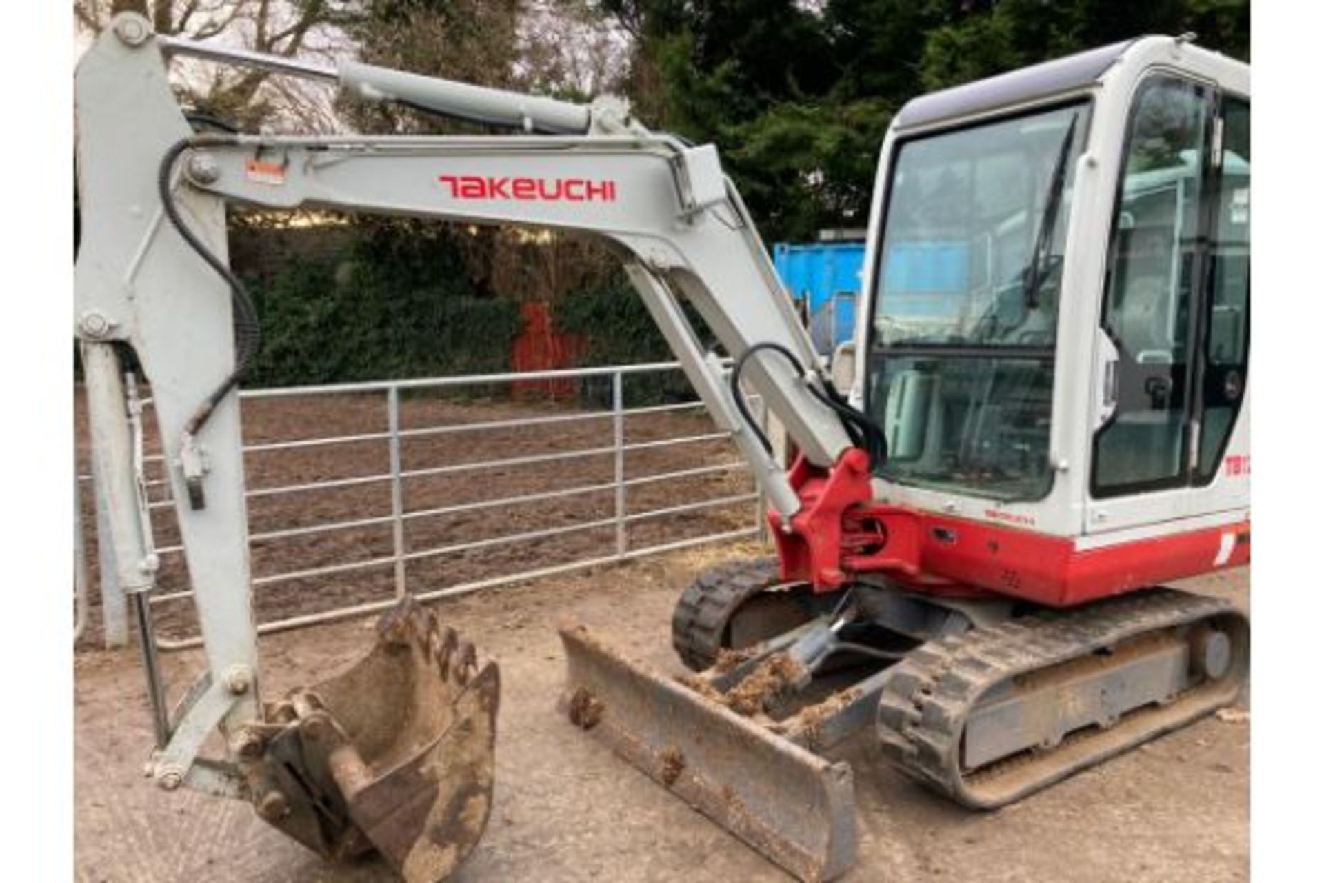 TAKEUCHI MINI DIGGER 3 TON .ONLY 1300 HOURS FROM NEW .PLUS VAT LOCATED IN NORTHERN IRELAND. - Image 3 of 5