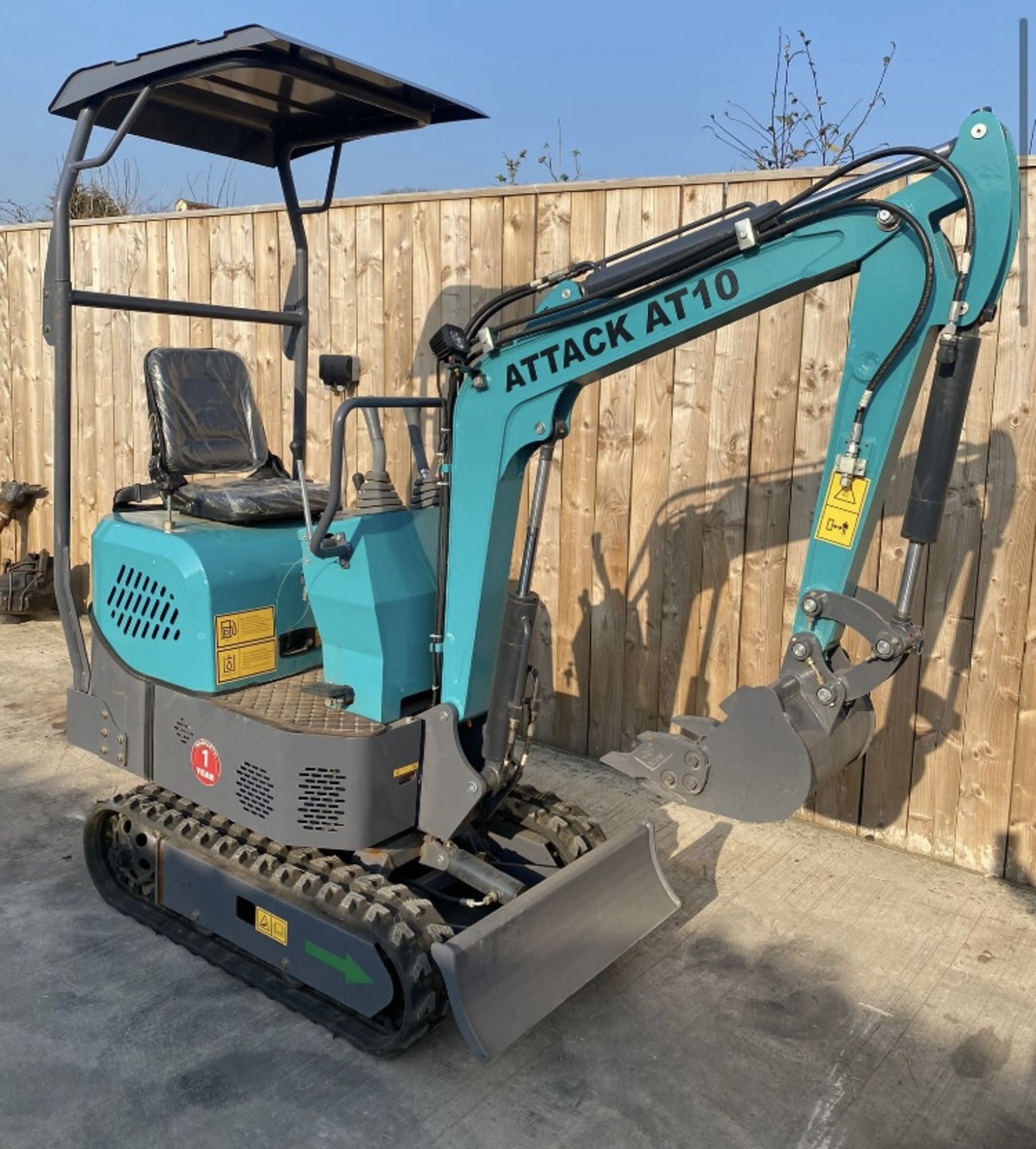 2022 UNUSED AT10 MICRO MINI DIGGERBRAND NEW STARTS, RUNS, DRIVES & WORKS WELL FRONT BLADE & BUCKET