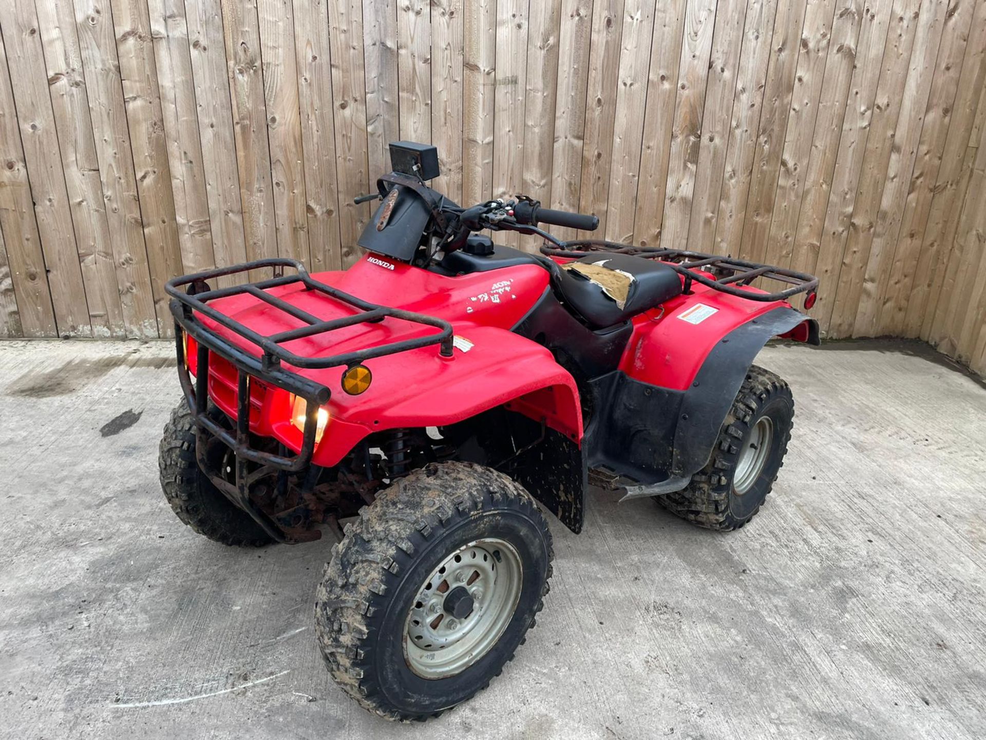 HONDA FOURTRAX FARM QUAD ROAD REGISTERED WITH V5 YEAR 2005 STARTS RUNS & DRIVES   DELIVERY AVAILABLE - Image 4 of 5