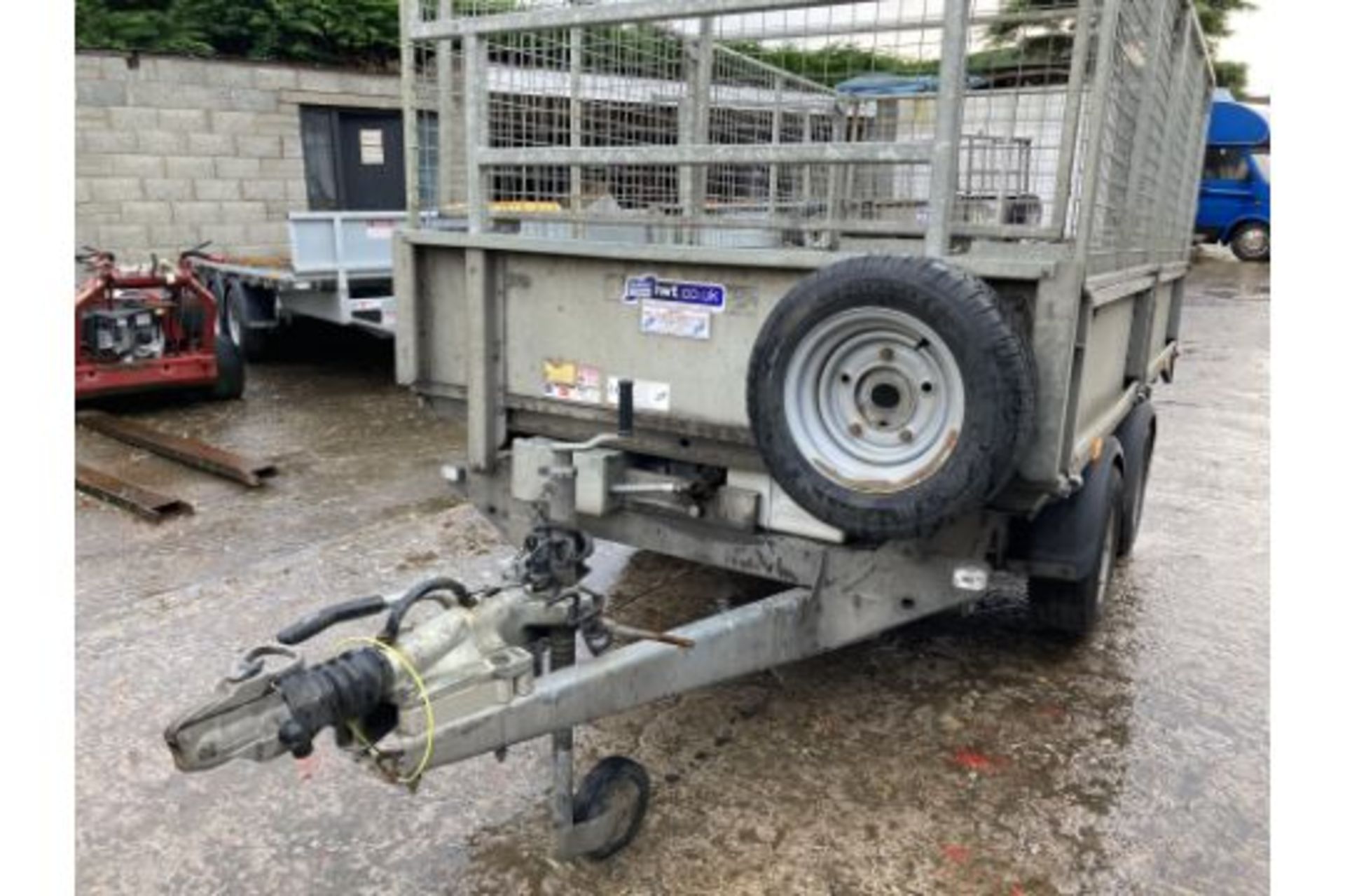 8X5 INDESPENTION BOX TRAILER  4 GOOD TYRES  NO RUST - NOT LONG BEEN PAINTED  NEW TOWING HITCH WITH - Image 2 of 6