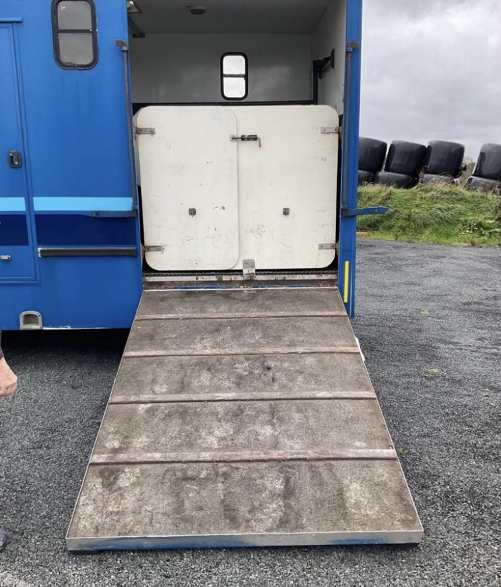 HORSEBOX TWO STALL IVECO .GROOMS AREA AND SIDE RAMP.STARTS RUNS AND DRIVES .LOCATED IN NORTHERN - Image 6 of 9