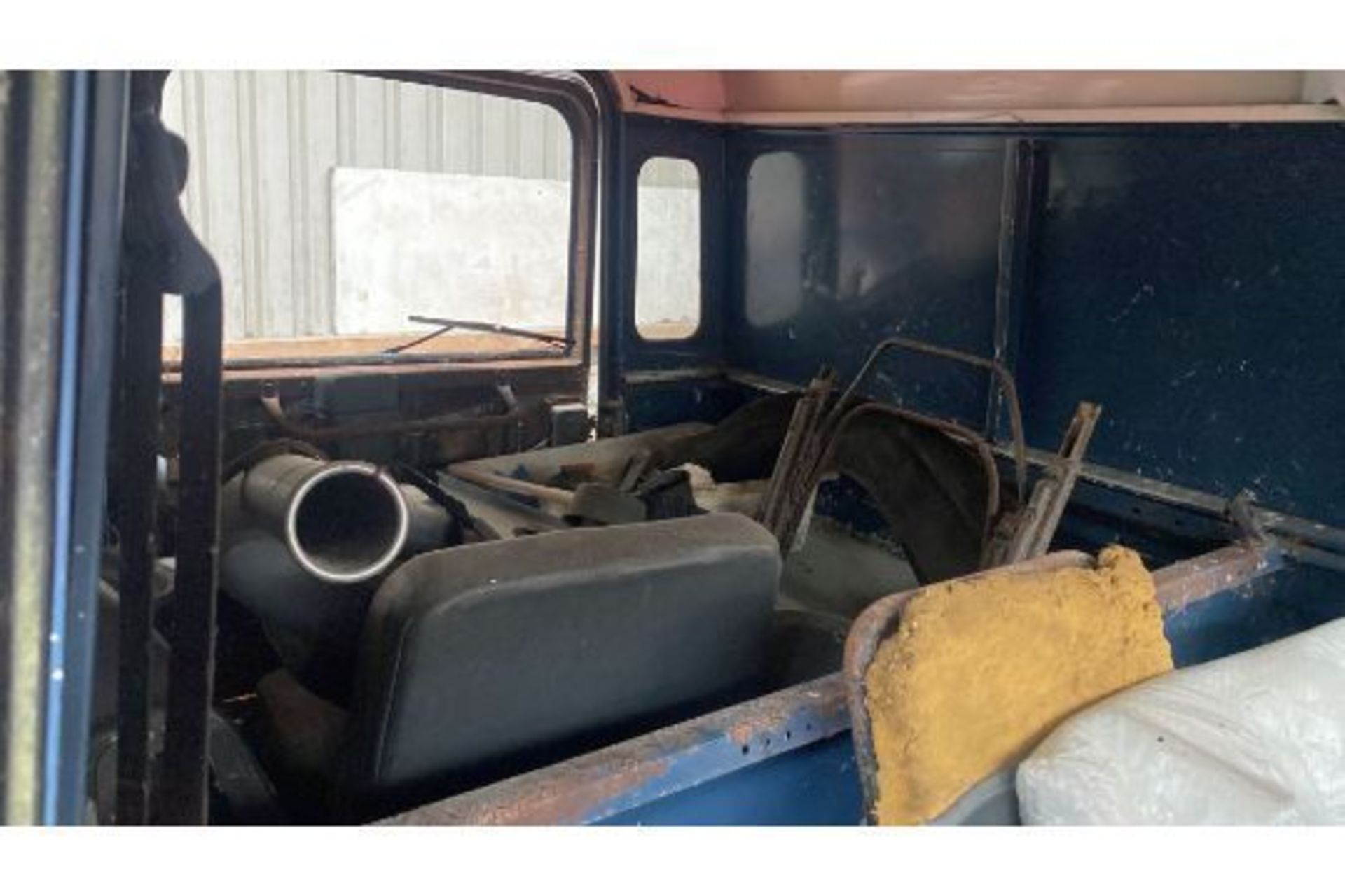 LAND ROVER DEFENDER 90 300 TDI BARNFIND  SALE ON BEHALF OF A DECEASED ESTATE UNFINISHED PROJECT - Image 6 of 8