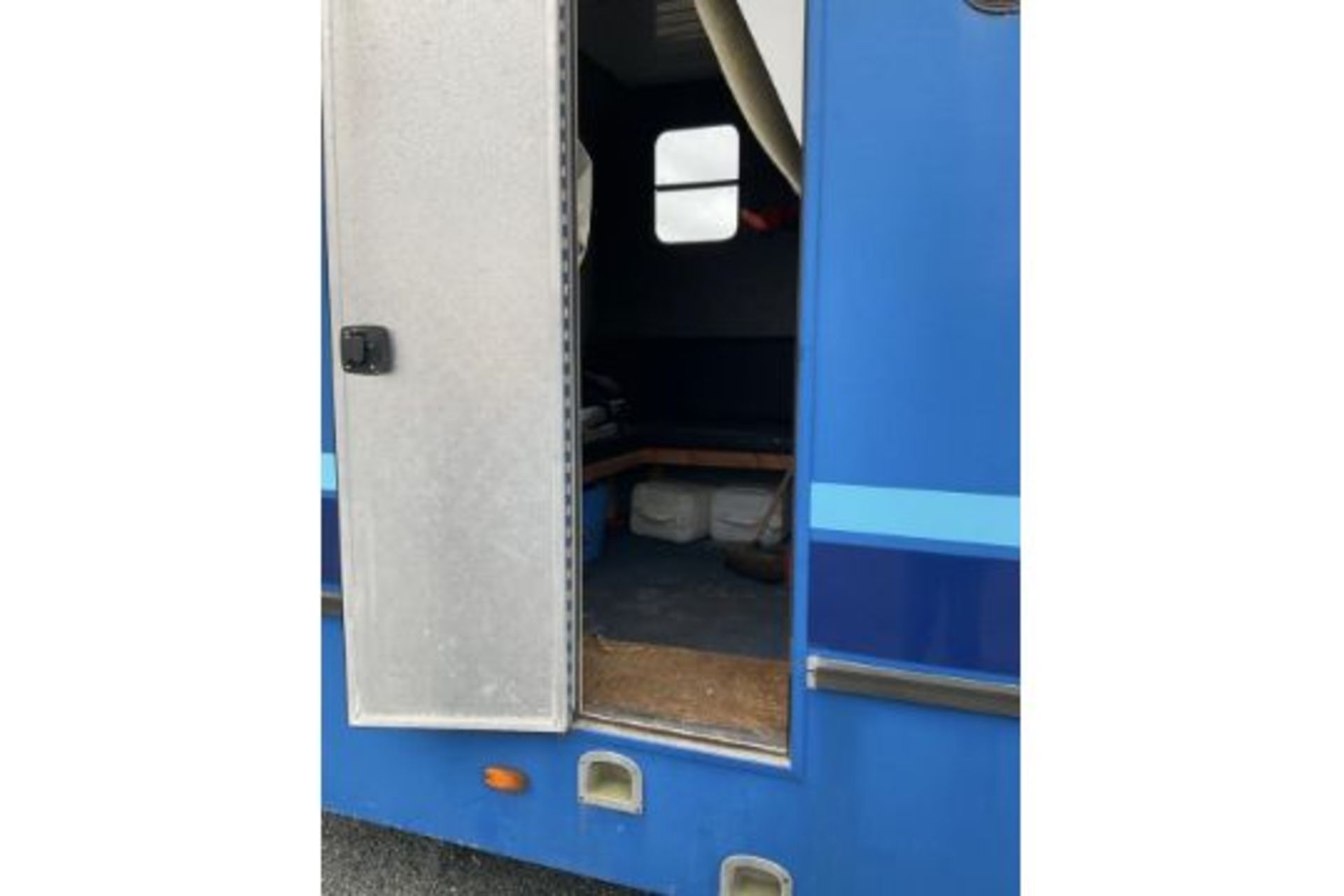 HORSEBOX TWO STALL IVECO .GROOMS AREA AND SIDE RAMP.STARTS RUNS AND DRIVES .LOCATED IN NORTHERN - Image 6 of 7