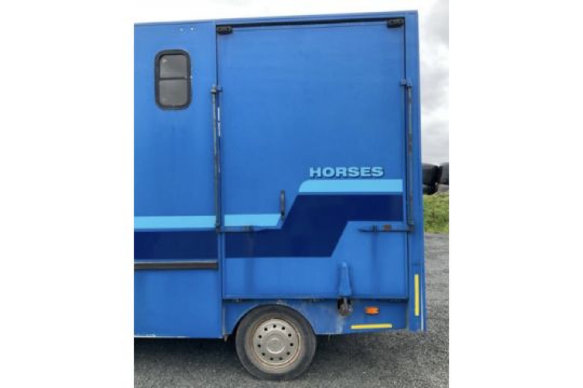 HORSEBOX TWO STALL IVECO .GROOMS AREA AND SIDE RAMP.STARTS RUNS AND DRIVES .LOCATED IN NORTHERN - Image 2 of 7