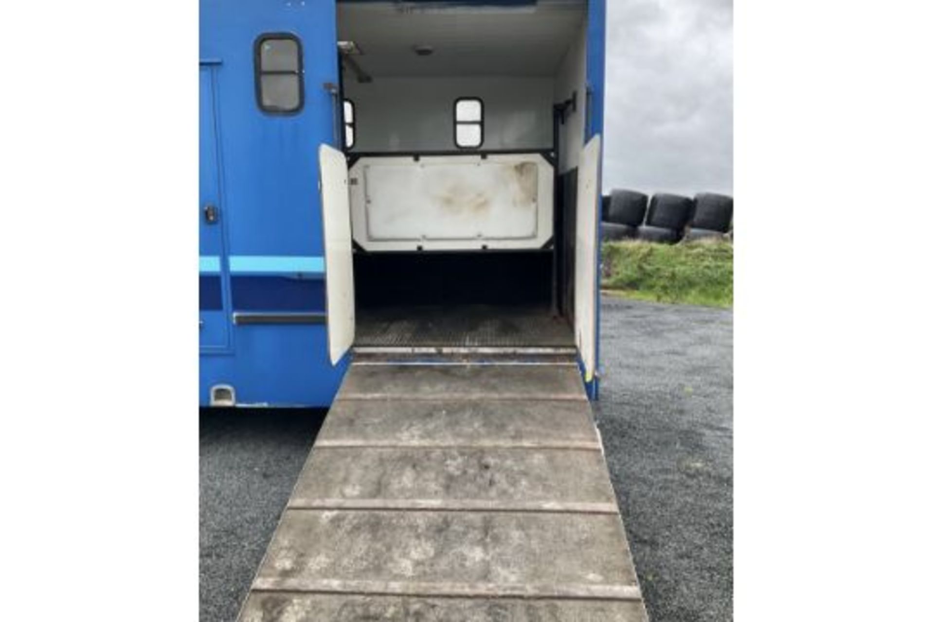 HORSEBOX TWO STALL IVECO .GROOMS AREA AND SIDE RAMP.STARTS RUNS AND DRIVES .LOCATED IN NORTHERN - Image 5 of 7