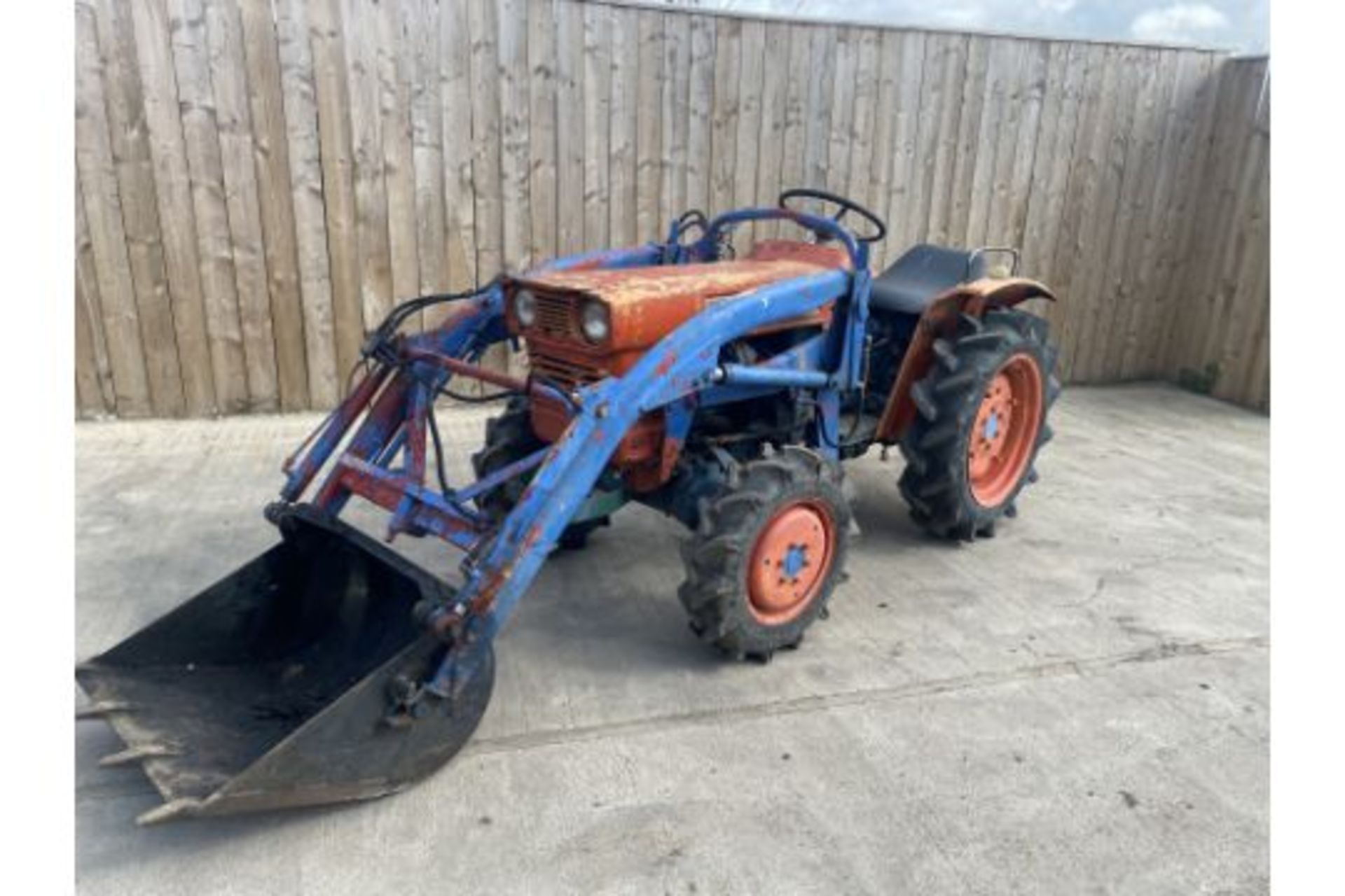 KUBOTA 4X4 COMPACT TRACTOR & LOADER *LOCATION NORTH YORKSHIRE* - Image 5 of 12