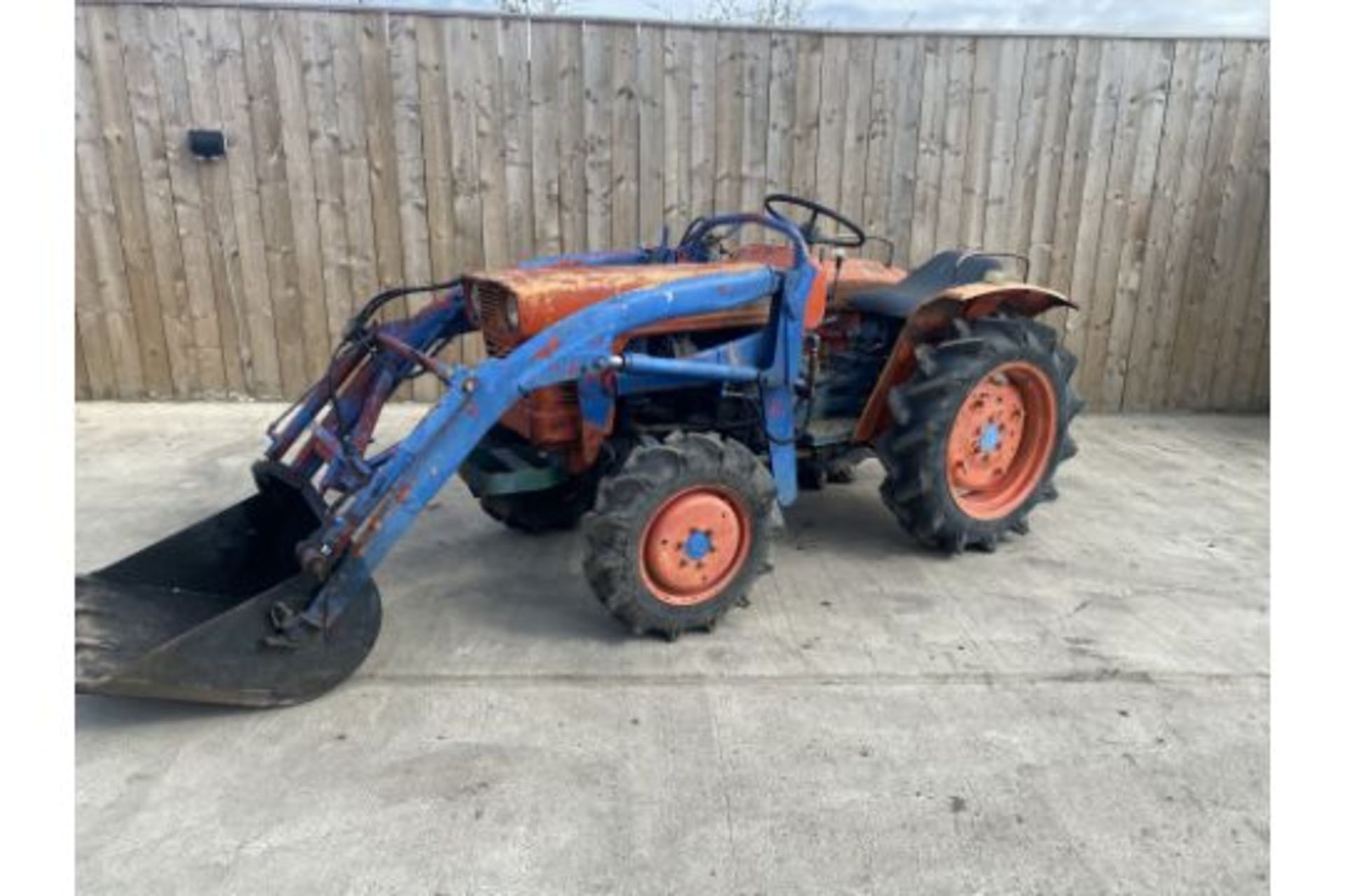 KUBOTA 4X4 COMPACT TRACTOR & LOADER *LOCATION NORTH YORKSHIRE* - Image 10 of 12