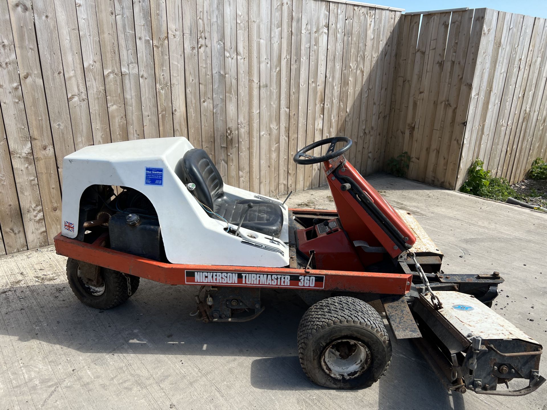 COMMERCIAL RIDE ON CYLINDER MOWER LOCATION NORTH YORKSHIRE. - Image 4 of 4