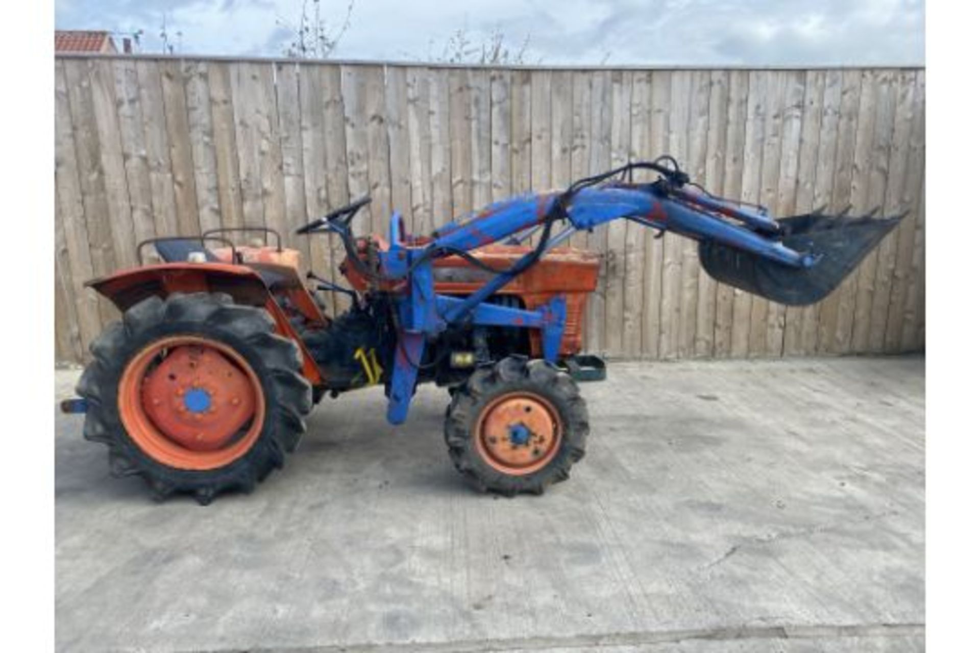 KUBOTA 4X4 COMPACT TRACTOR & LOADER *LOCATION NORTH YORKSHIRE* - Image 7 of 12