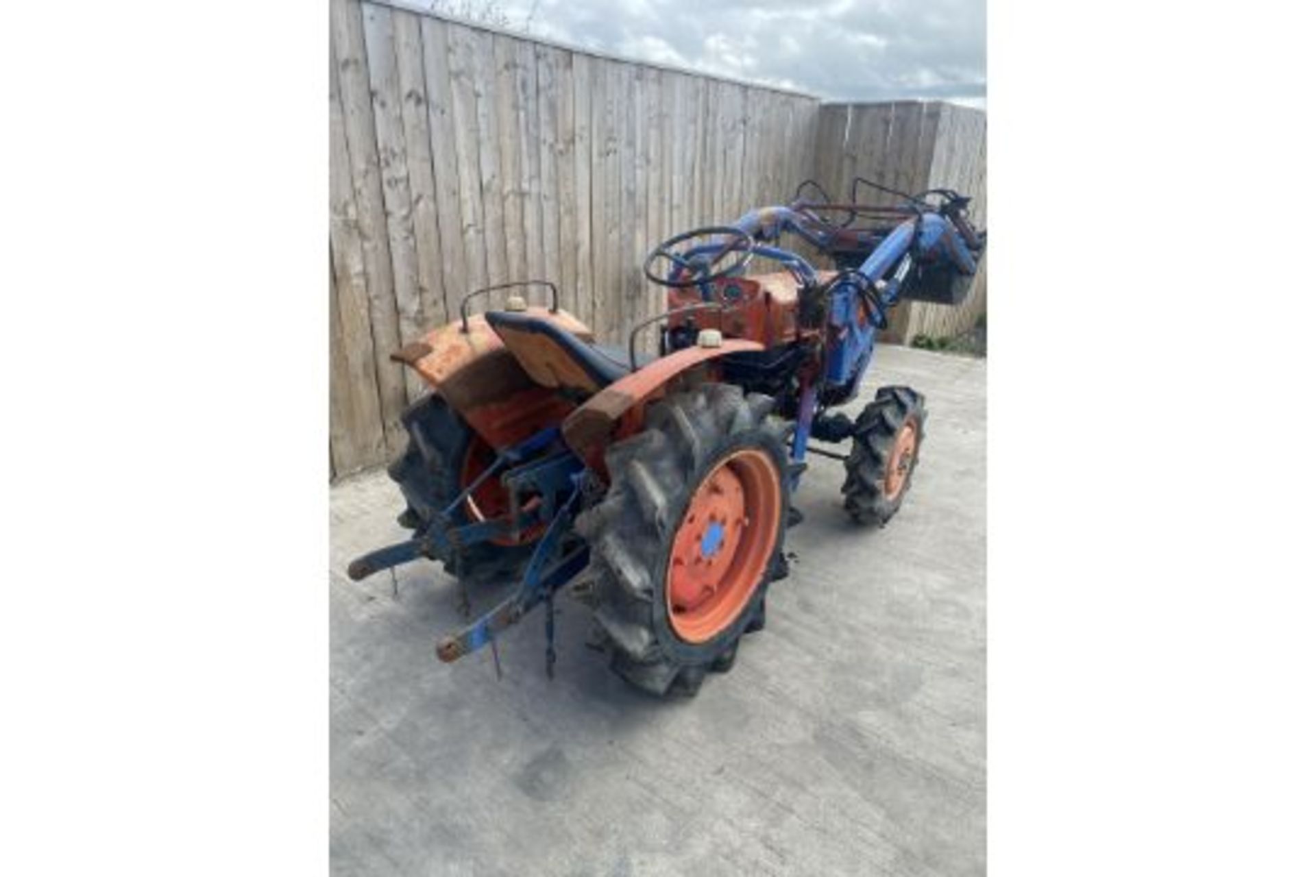 KUBOTA 4X4 COMPACT TRACTOR & LOADER *LOCATION NORTH YORKSHIRE* - Image 4 of 12
