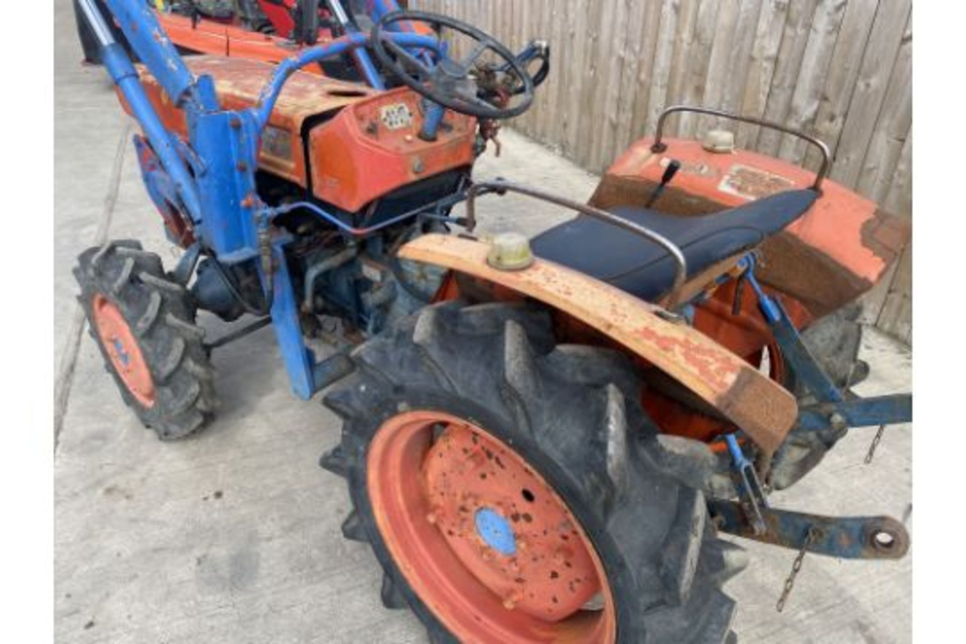 KUBOTA 4X4 COMPACT TRACTOR & LOADER *LOCATION NORTH YORKSHIRE* - Image 9 of 12