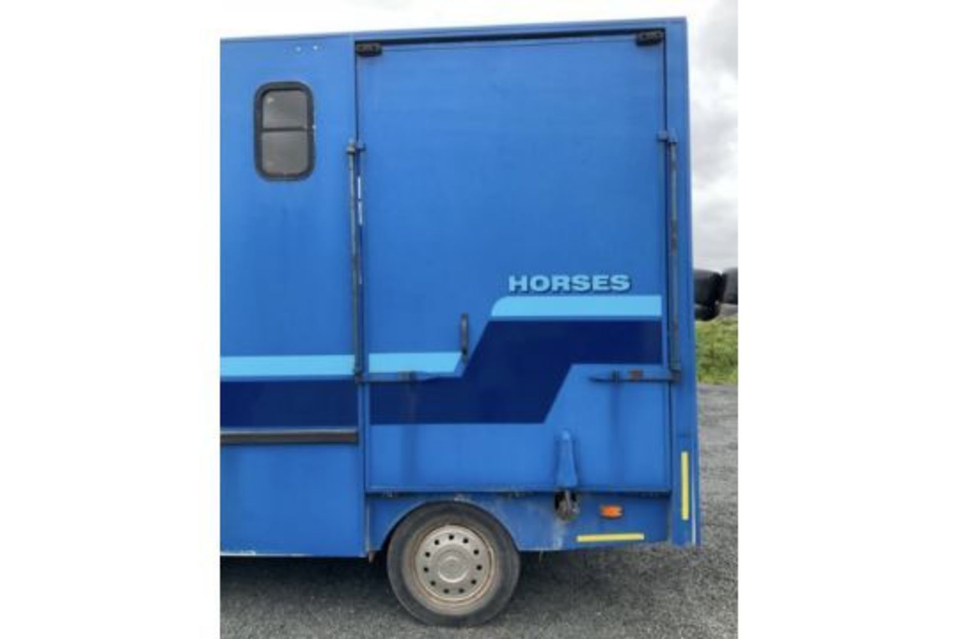 HORSEBOX TWO STALL IVECO .GROOMS AREA AND SIDE RAMP.STARTS RUNS AND DRIVES .LOCATED IN NORTHERN - Image 7 of 7