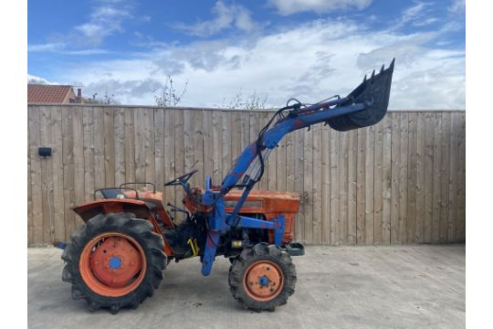KUBOTA 4X4 COMPACT TRACTOR & LOADER *LOCATION NORTH YORKSHIRE* - Image 8 of 12