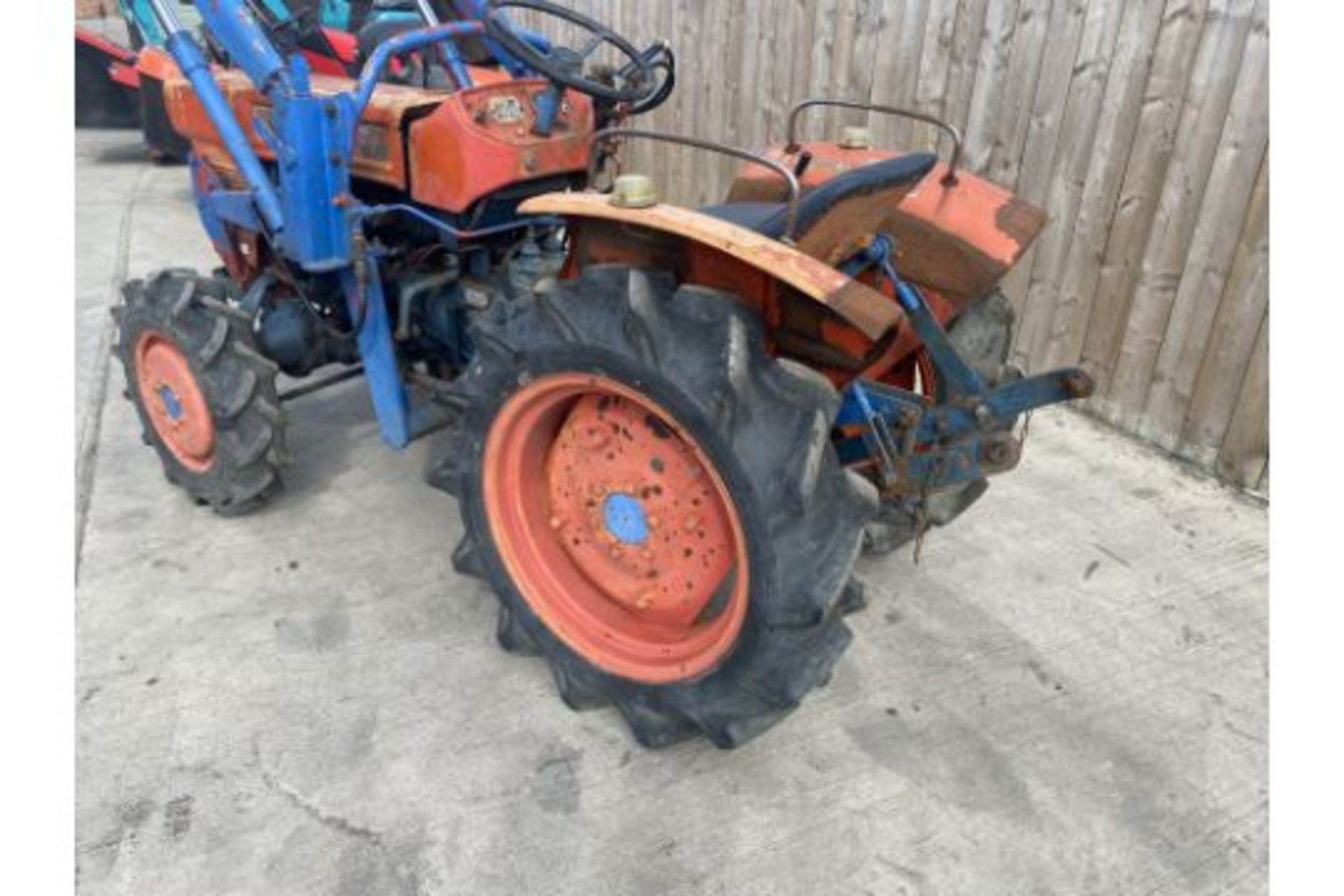 KUBOTA 4X4 COMPACT TRACTOR & LOADER *LOCATION NORTH YORKSHIRE* - Image 11 of 12