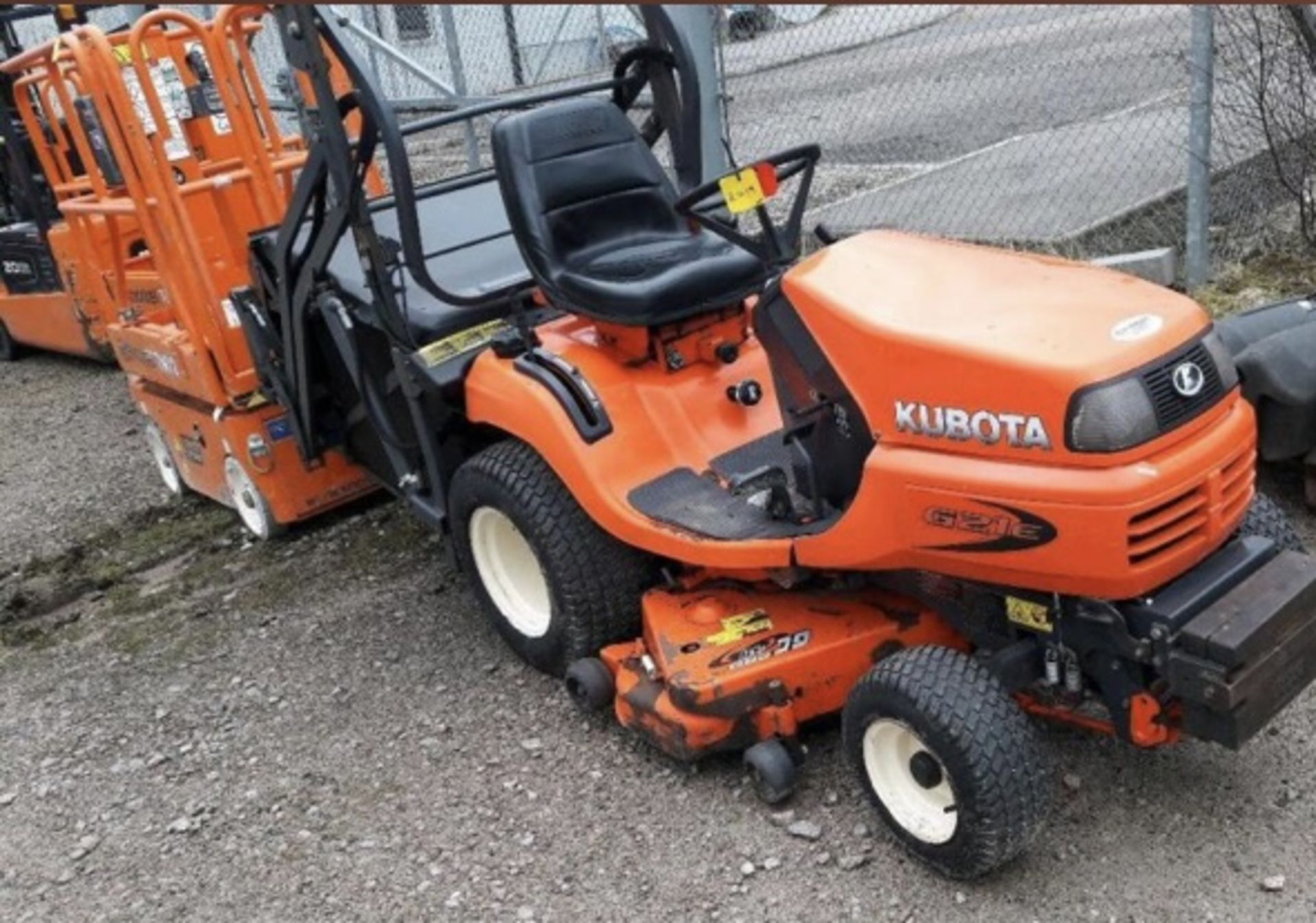 KUBOTA HIGH TIP G21-E DIESEL RIDE ON MOWER LOCATION NORTHERN IRELAND. - Image 2 of 5