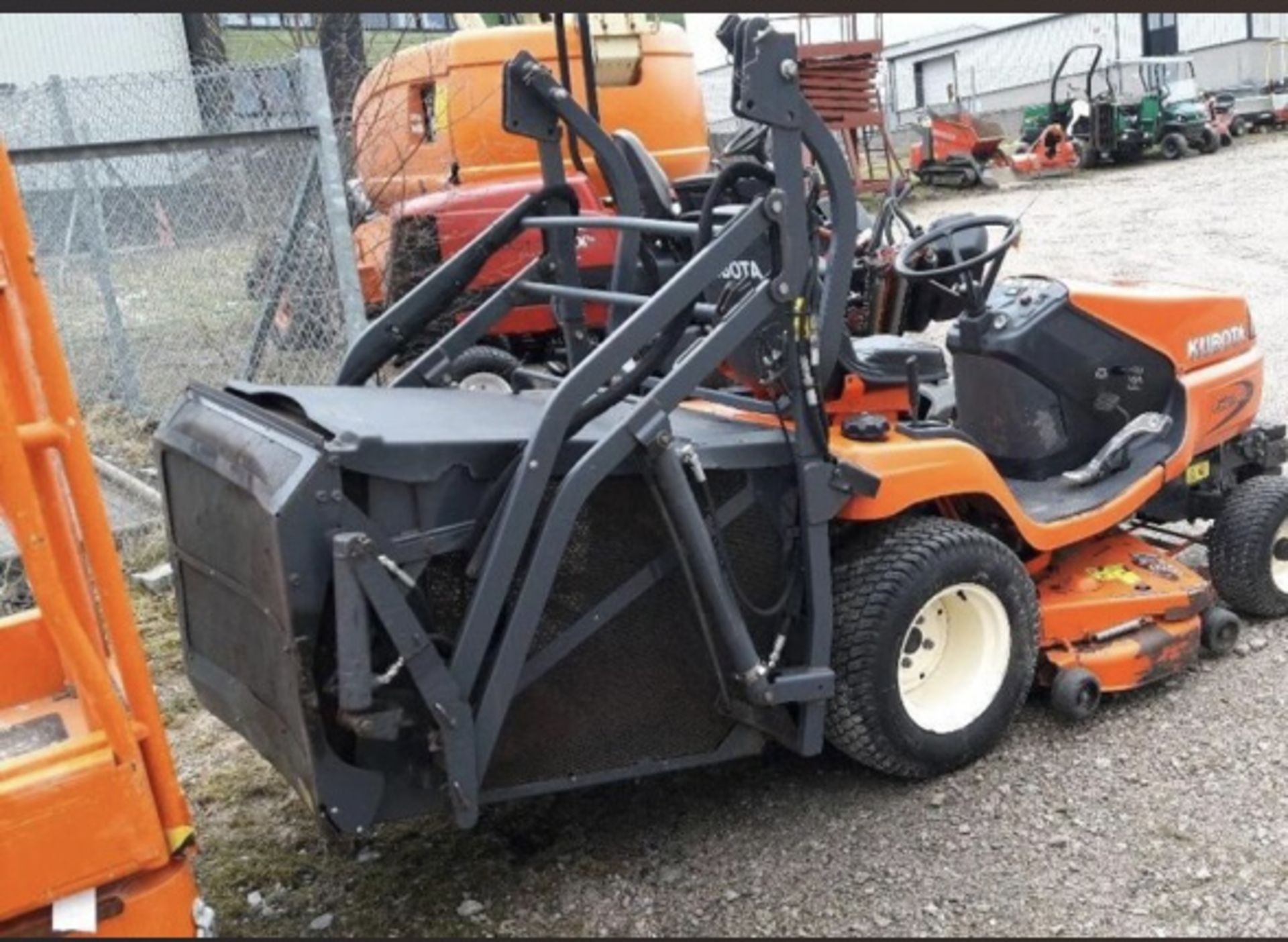 KUBOTA HIGH TIP G21-E DIESEL RIDE ON MOWER LOCATION NORTHERN IRELAND. - Image 4 of 5