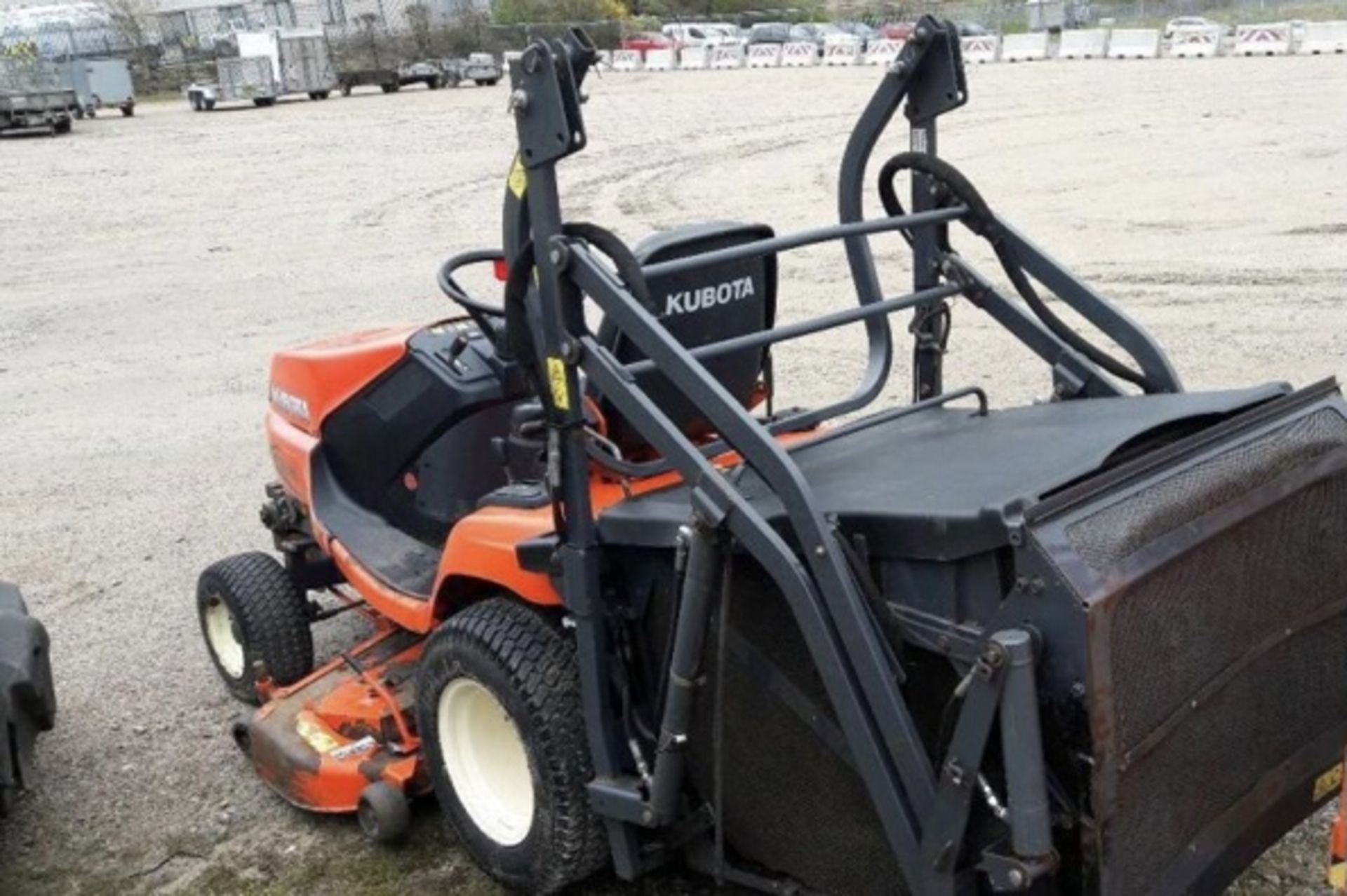 KUBOTA HIGH TIP G21-E DIESEL RIDE ON MOWER LOCATION NORTHERN IRELAND. - Image 5 of 5