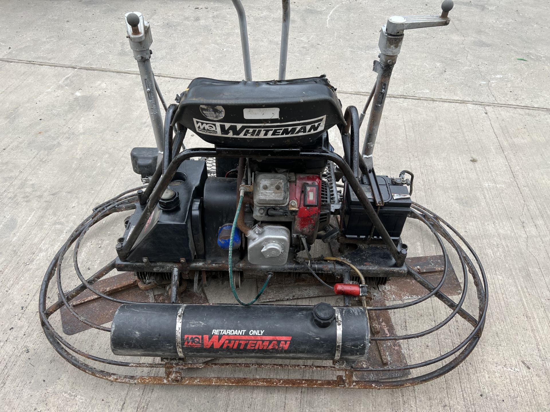 WHITEMAN MULTIQUIP RIDE ON CONCRETE POWER FLOAT TWIN BLADE  HONDA KEY / PULL START ENGINE PLUS VAT - Image 3 of 4