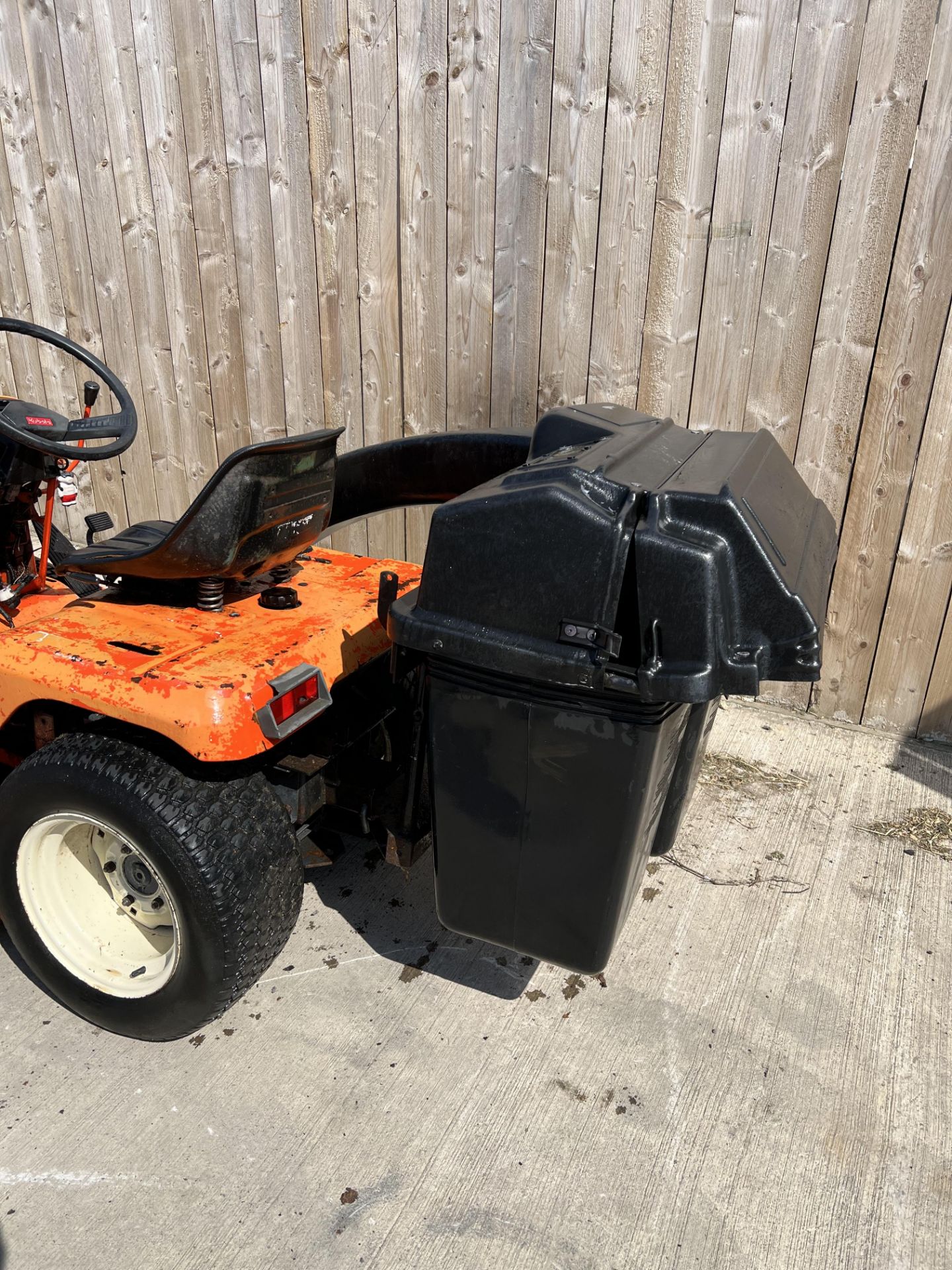 KUBOTA DIESEL RIDE ON MOWER STARTS RUNS AND DRIVES LOCATED IN NORTH YORKSHIRE. - Image 4 of 5