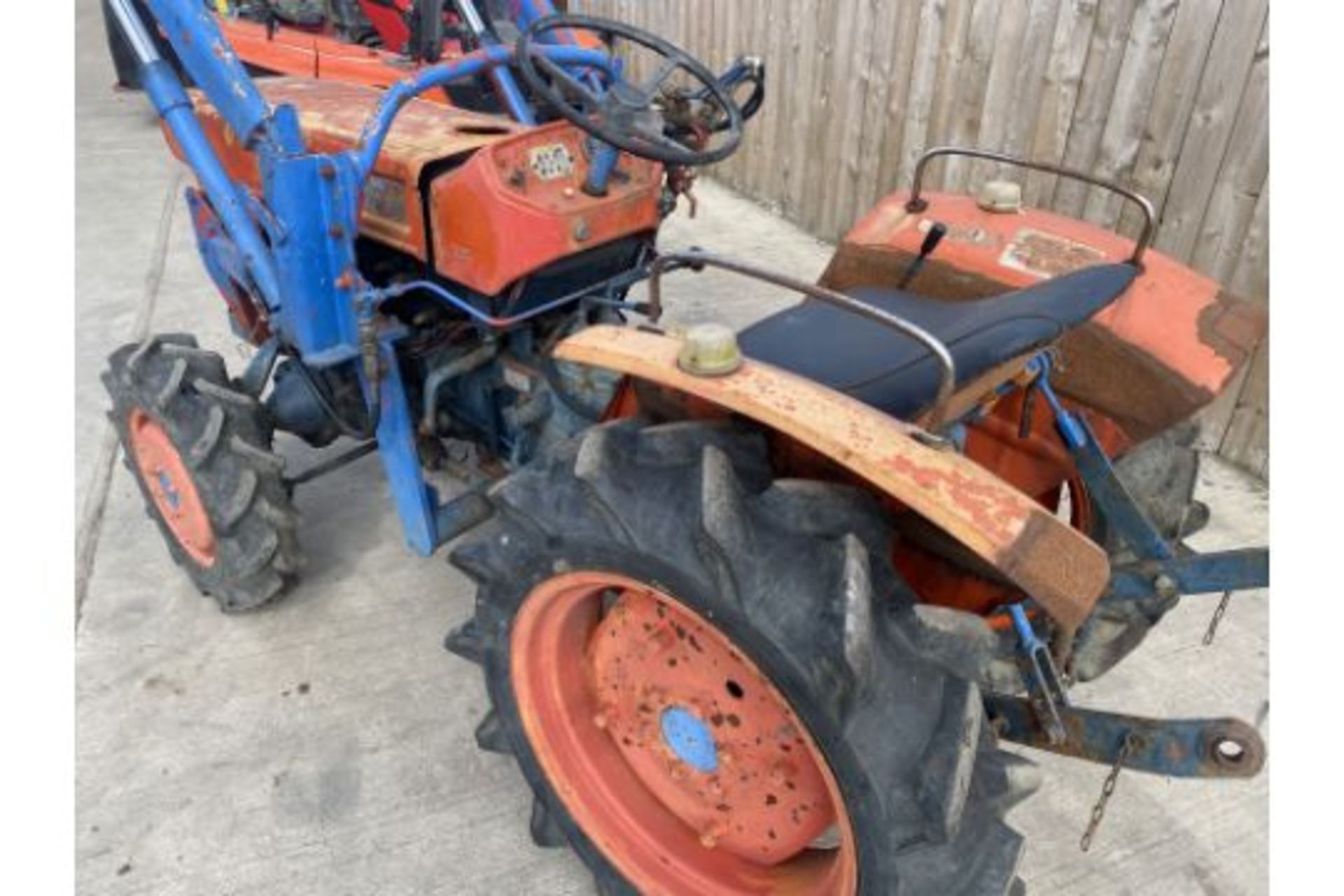 KUBOTA 4X4 COMPACT TRACTOR  STARTS RUNS DRIVES & LIFTS  HOURS: 1960 FRONT LOADER & BUCKET  3 POINT - Image 9 of 12