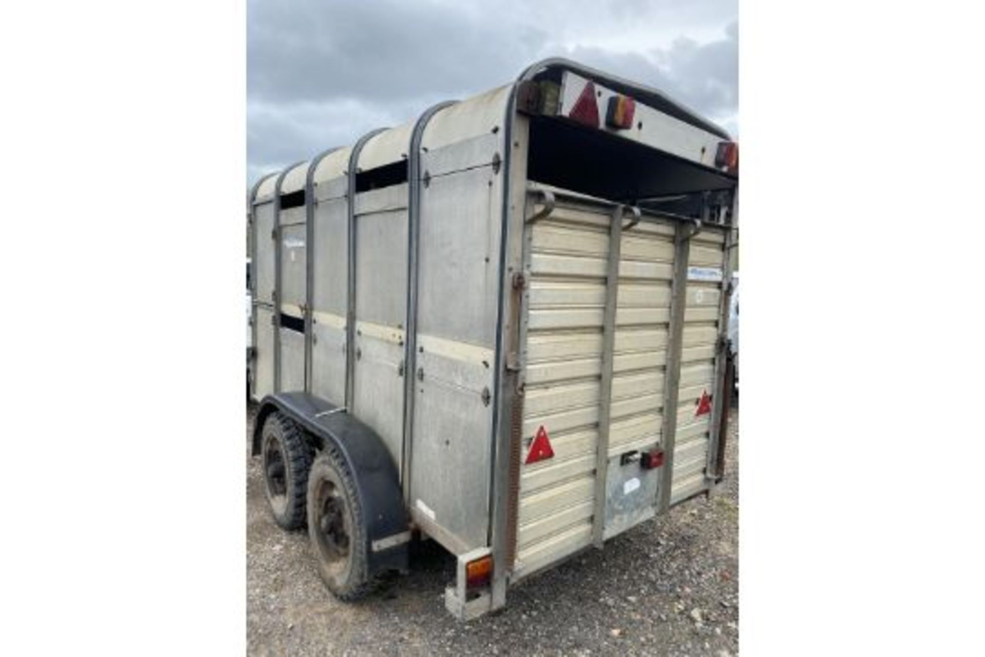 IFOR WILLIAMS CATTLE LIVESTOCK TRAILER  10FT  LOADING GATES & DIVIDER GATE  SPARE WHEEL  LOCATION - Image 2 of 3