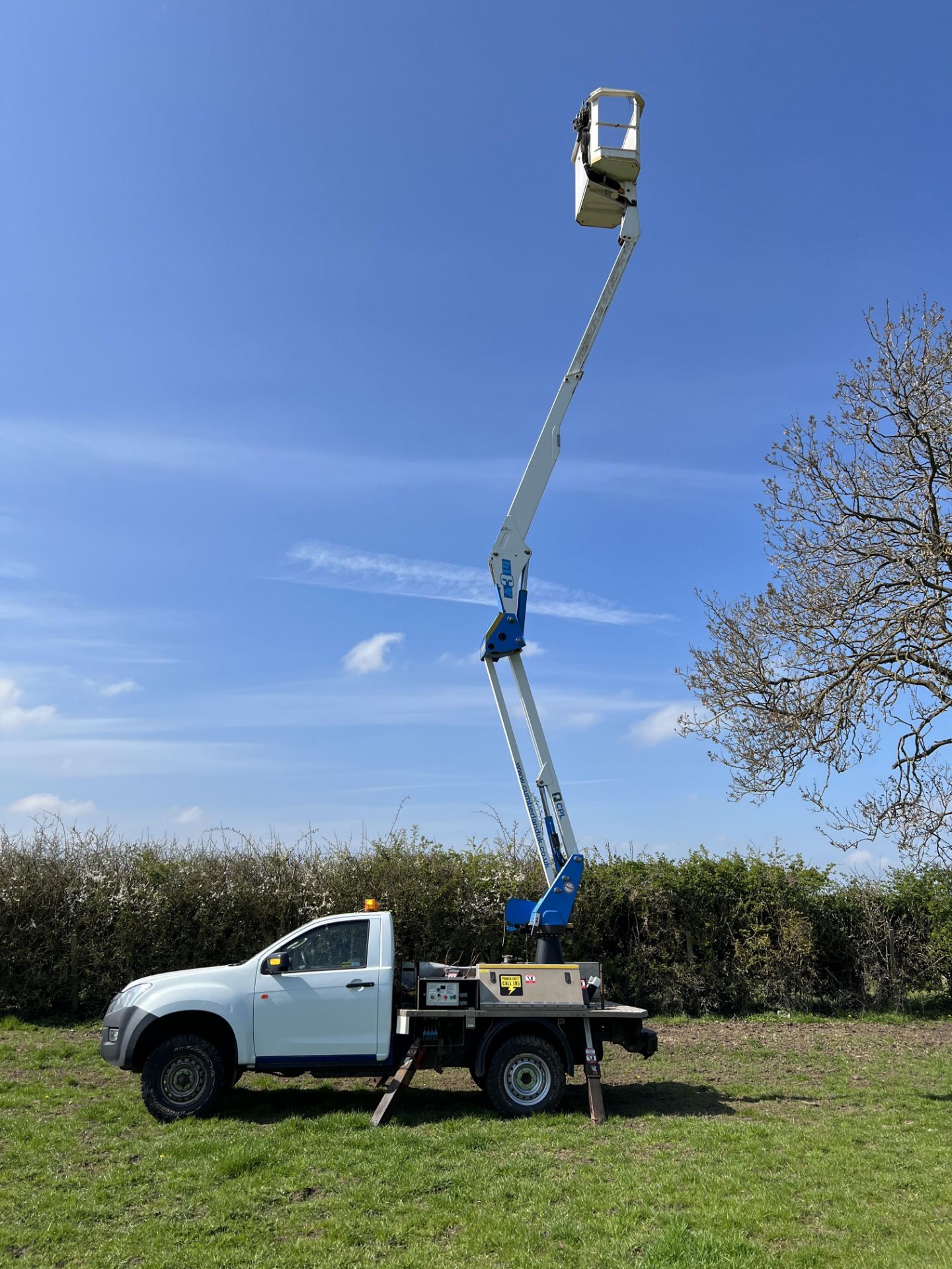 2016 ISUZU D-MAX CHERRY PICKER ACCESS PLATFORM 1 OWNER FROM NEW  MILLAGE: 82,897 4X4 HIGH & LOW