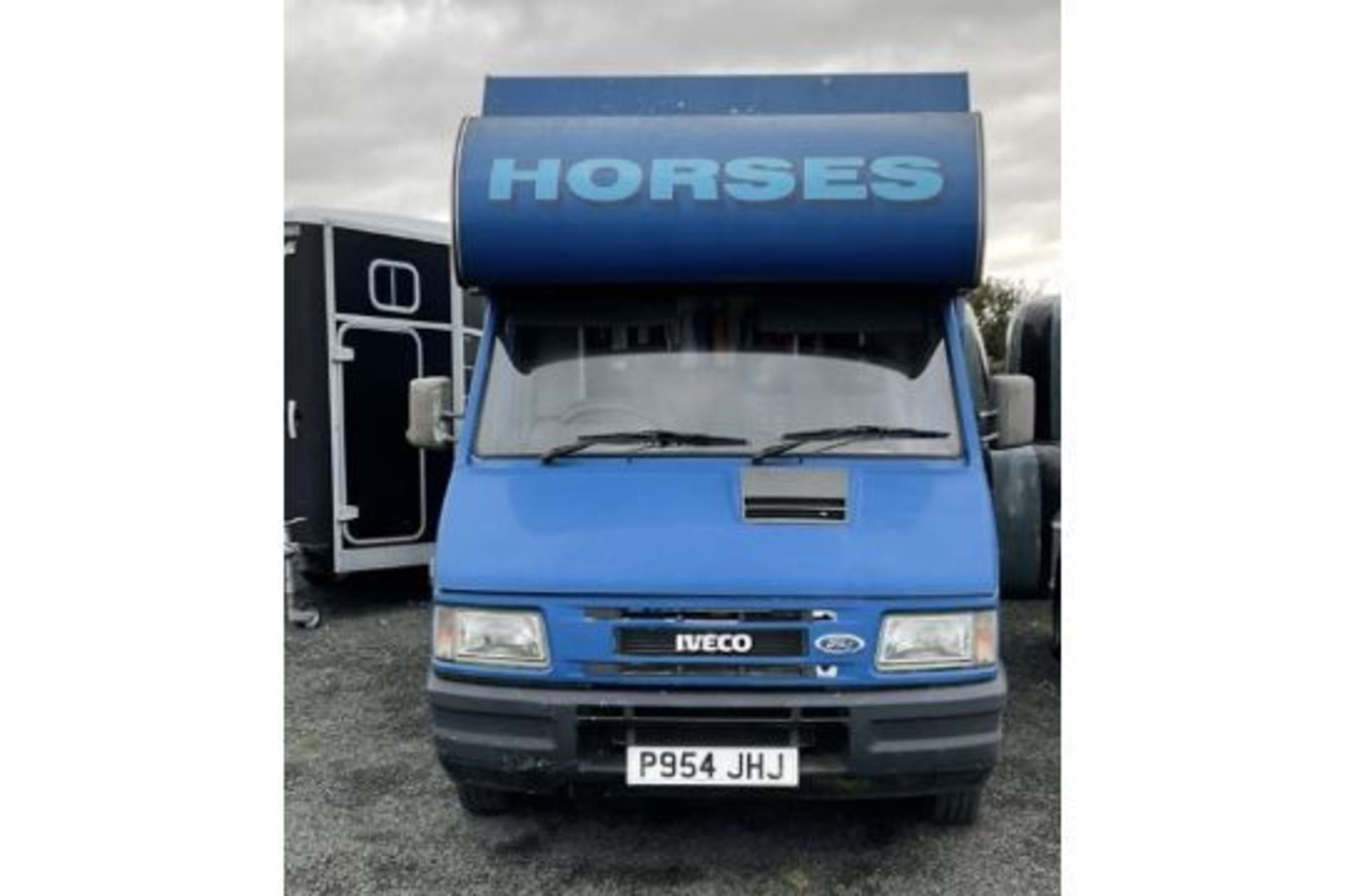 HORSEBOX TWO STALL IVECO .GROOMS AREA AND SIDE RAMP.STARTS RUNS AND DRIVES .LOCATED IN NORTHERN - Image 5 of 7