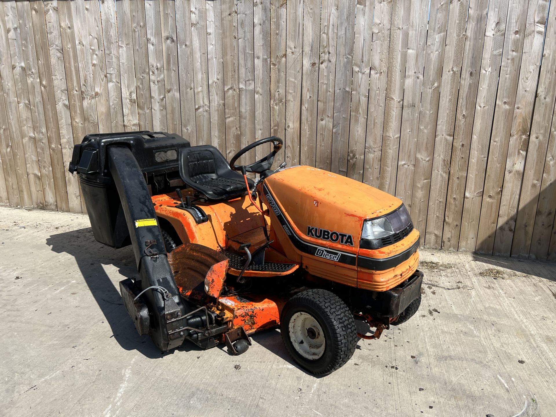 KUBOTA DIESEL RIDE ON MOWER STARTS RUNS AND DRIVES LOCATED IN NORTH YORKSHIRE. - Image 5 of 5