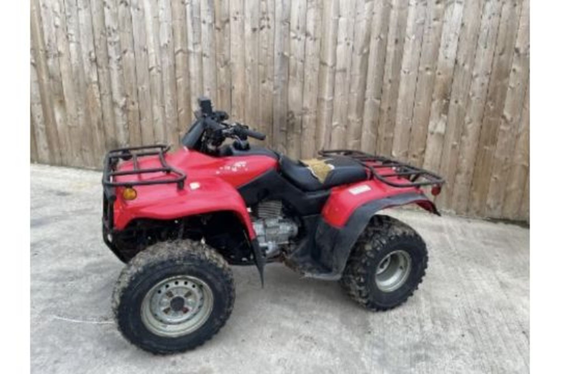 HONDA FOREMAN FARM QUAD TRX250 STARTS RUNS & DRIVES  ROAD REGISTERED WITH V5 PLUS VAT LOCATION NORTH - Image 3 of 5