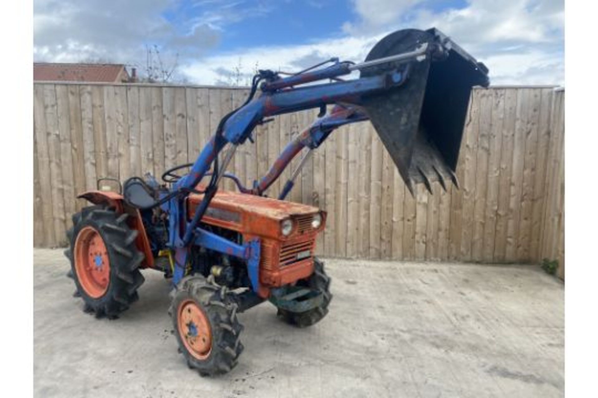 KUBOTA 4X4 COMPACT TRACTOR  STARTS RUNS DRIVES & LIFTS  HOURS: 1960 FRONT LOADER & BUCKET  3 POINT - Image 6 of 12